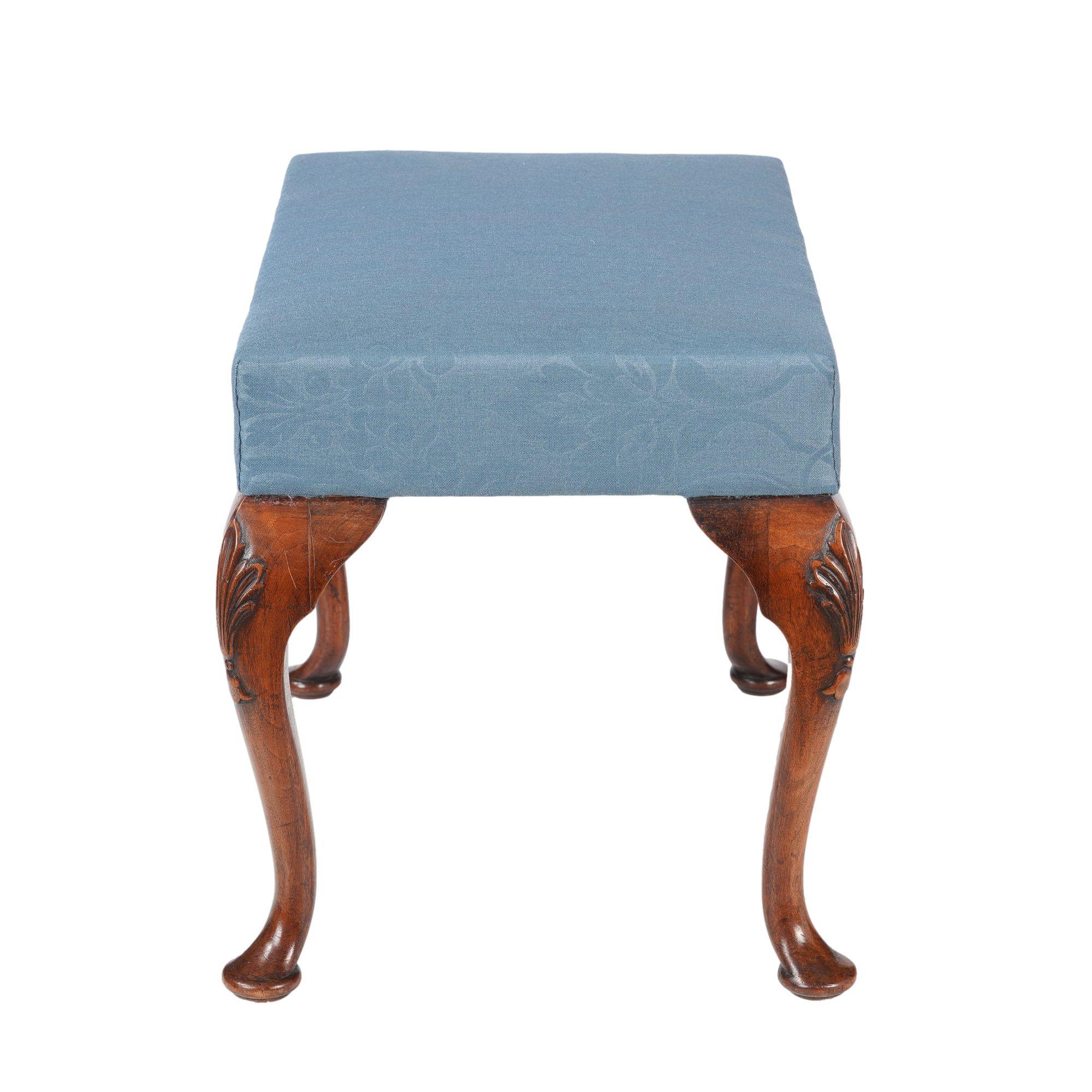 Englischer gepolsterter englischer Queen Anne-Hocker, um 1850 (Britisch) im Angebot
