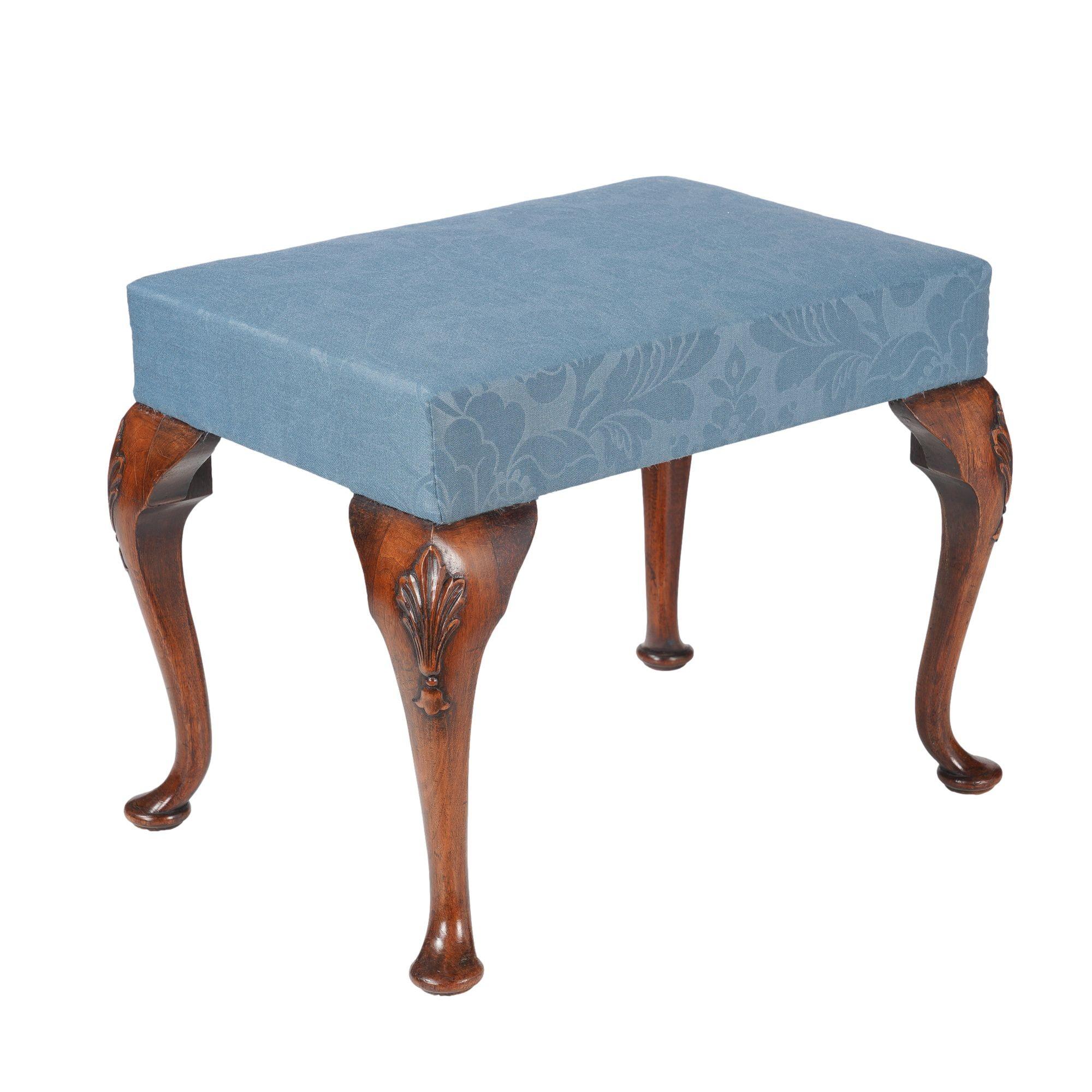 Englischer gepolsterter englischer Queen Anne-Hocker, um 1850 im Zustand „Hervorragend“ im Angebot in Kenilworth, IL