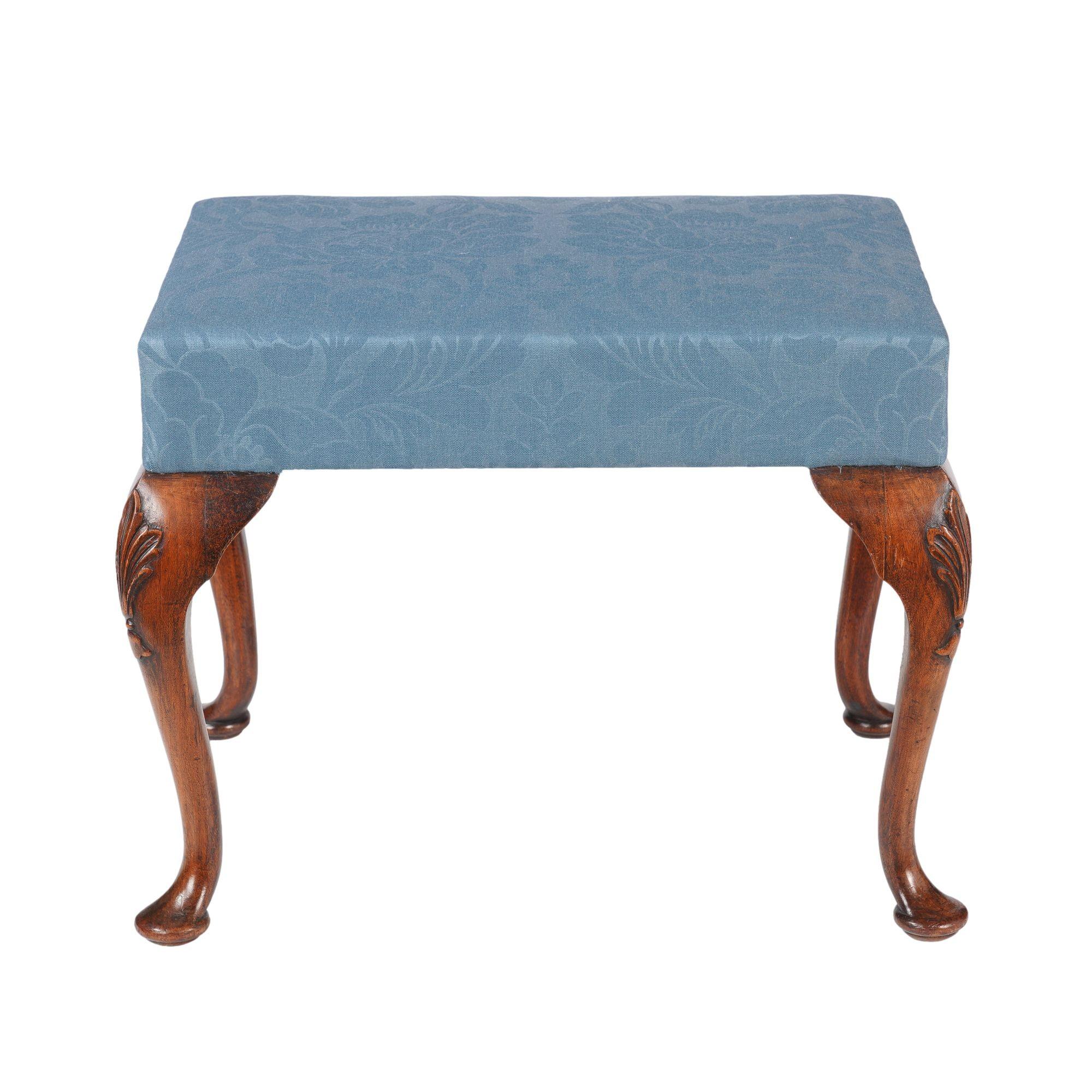 Englischer gepolsterter englischer Queen Anne-Hocker, um 1850 (19. Jahrhundert) im Angebot