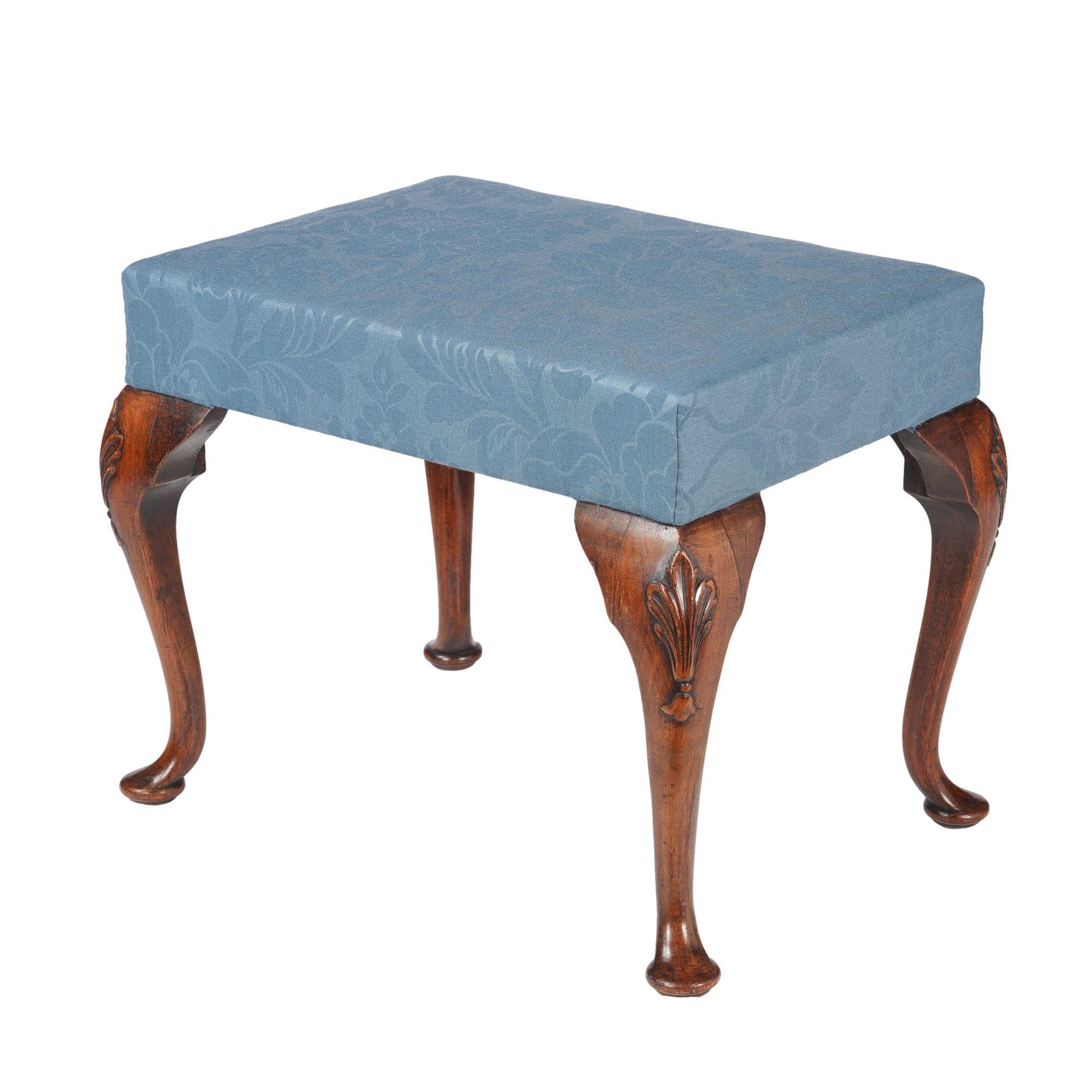 Englischer gepolsterter englischer Queen Anne-Hocker, um 1850 (Polster) im Angebot