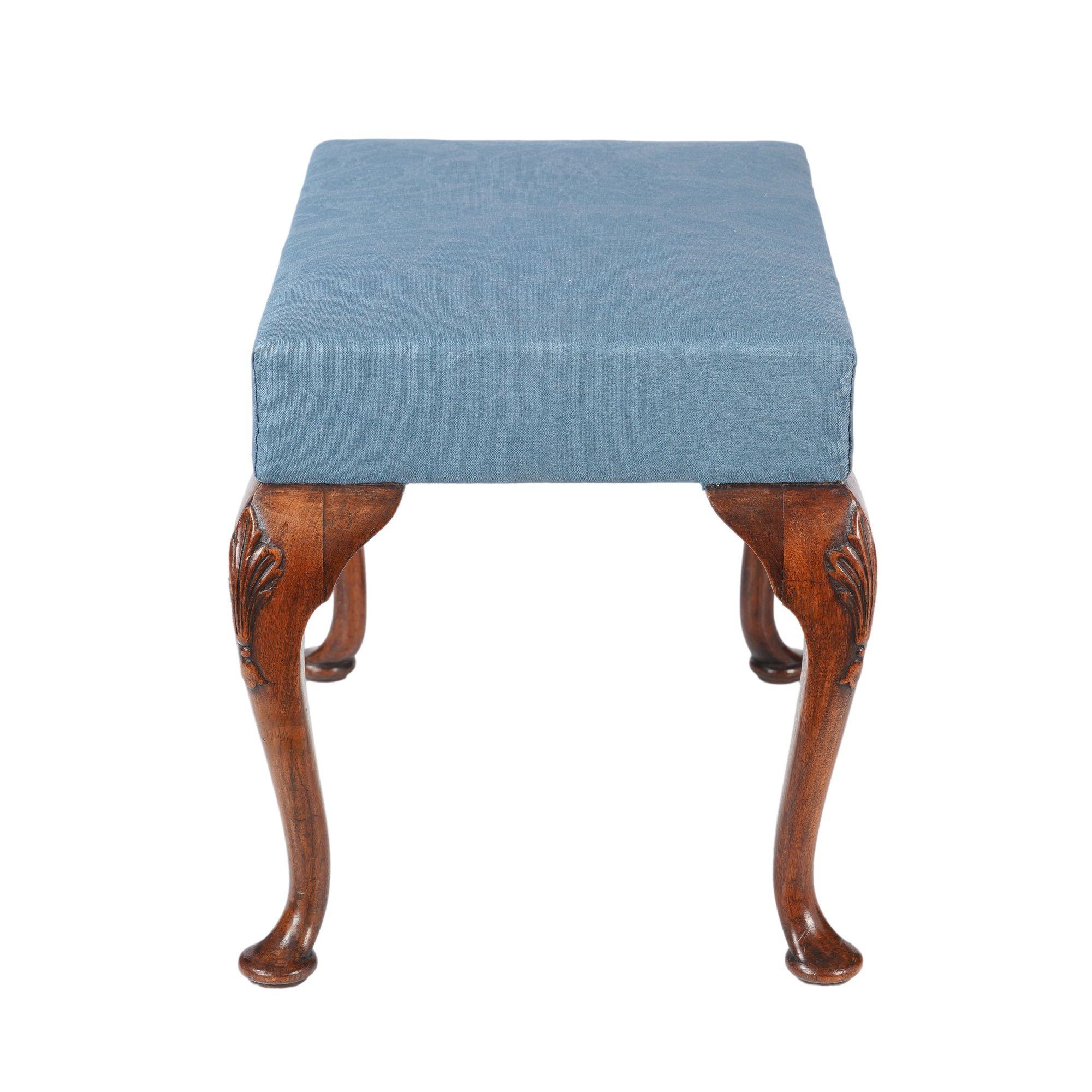 Englischer gepolsterter englischer Queen Anne-Hocker, um 1850 im Angebot 1