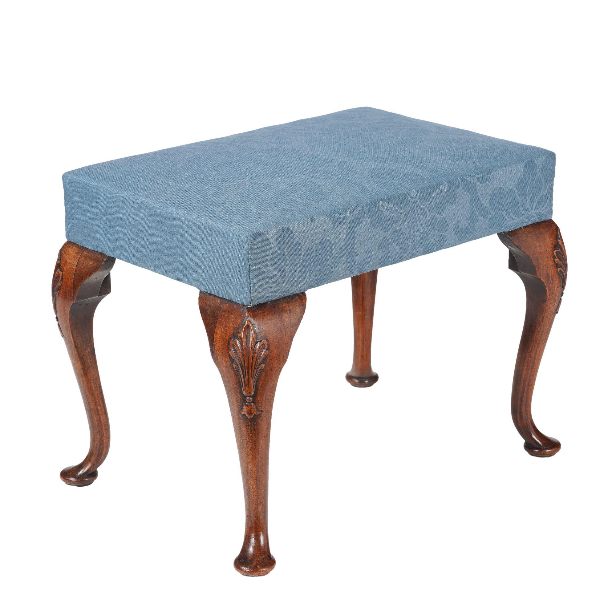 Englischer gepolsterter englischer Queen Anne-Hocker, um 1850 im Angebot 2
