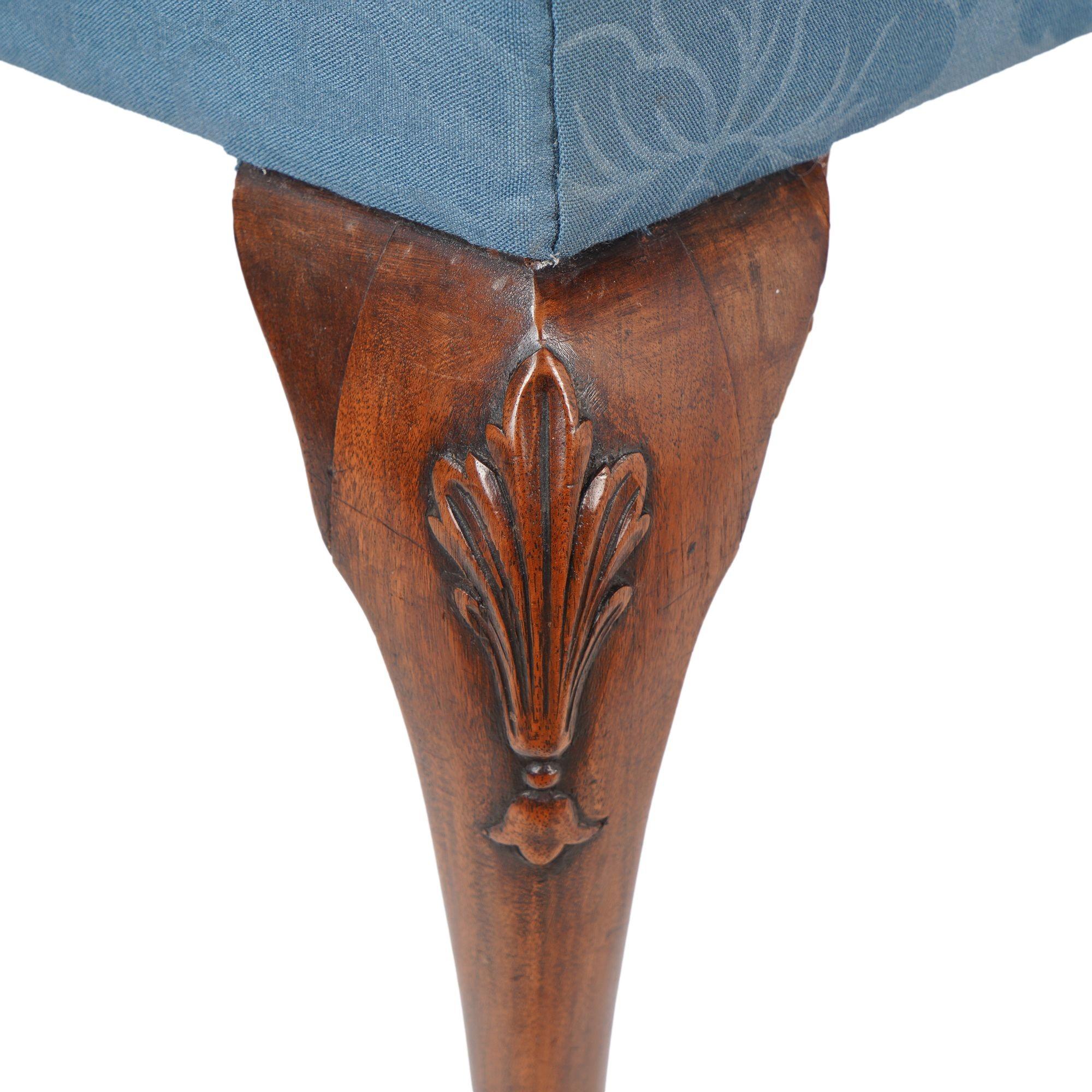 Englischer gepolsterter englischer Queen Anne-Hocker, um 1850 im Angebot 3