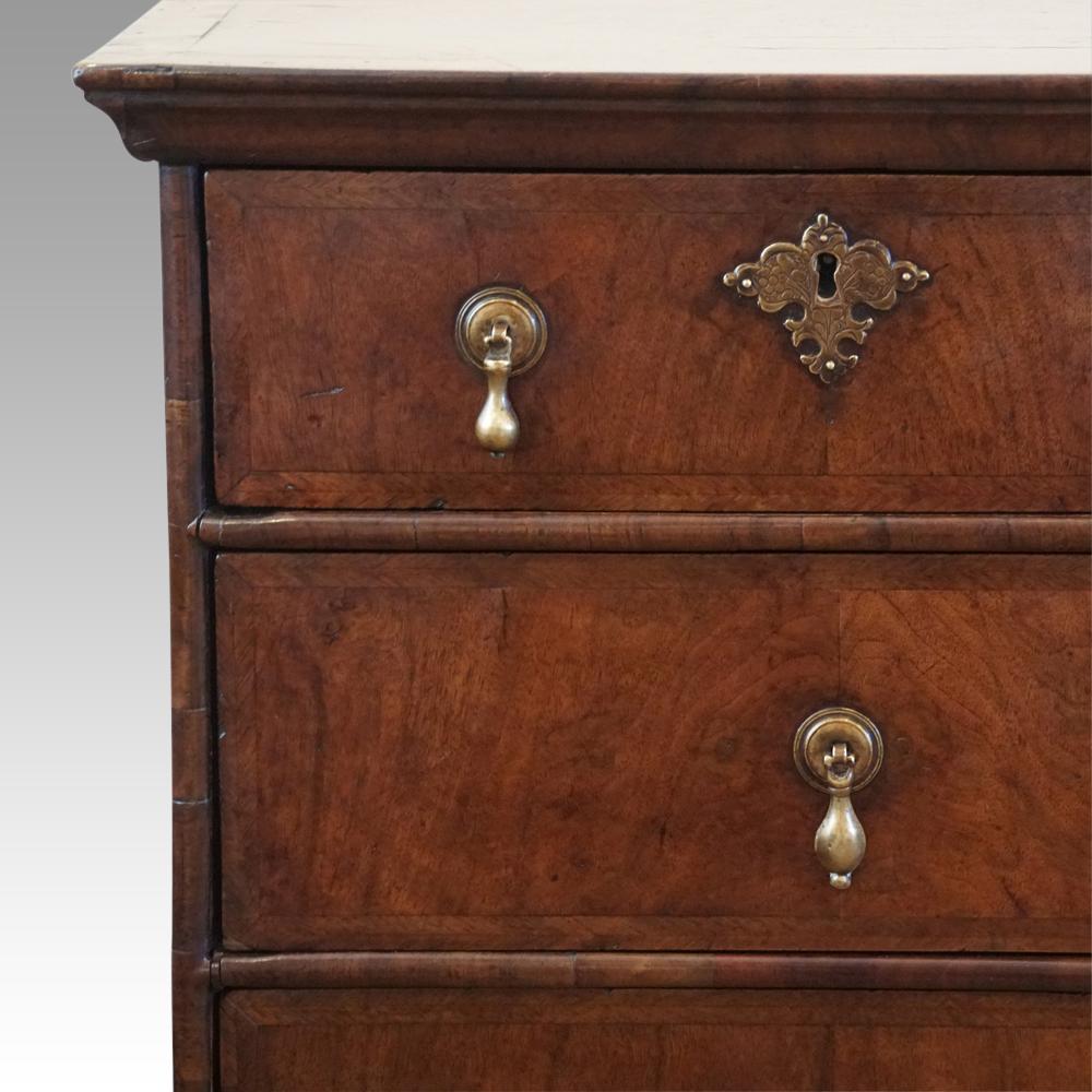 English Queen Anne Walnut Chest of Drawers, circa 1710 For Sale 5
