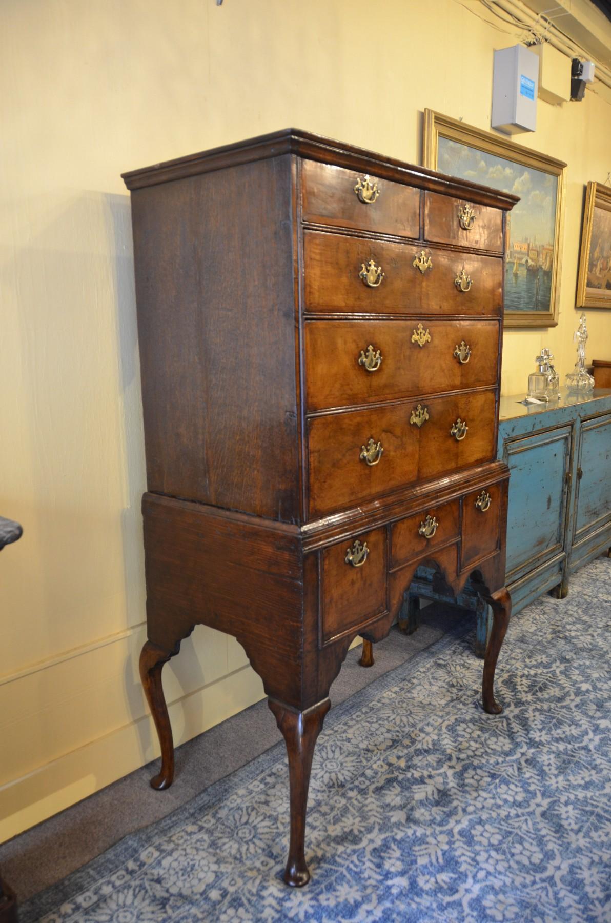 English Queen Anne Walnut Chest on Stand, Finest Patina, circa 1720 In Good Condition In New Orleans, LA