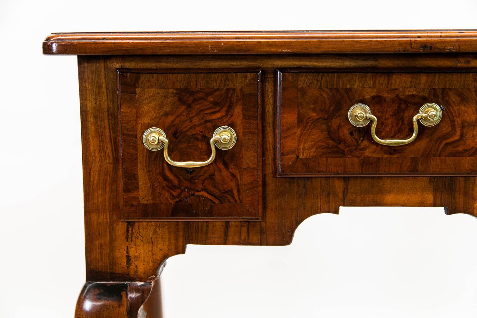 English Queen Anne Walnut Lowboy In Good Condition In Wilson, NC