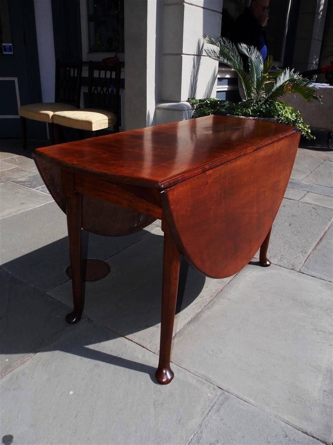 Table ovale anglaise Queen Anne à abattants en noyer avec pieds en forme de pattes, vers 1740 Excellent état - En vente à Charleston, SC