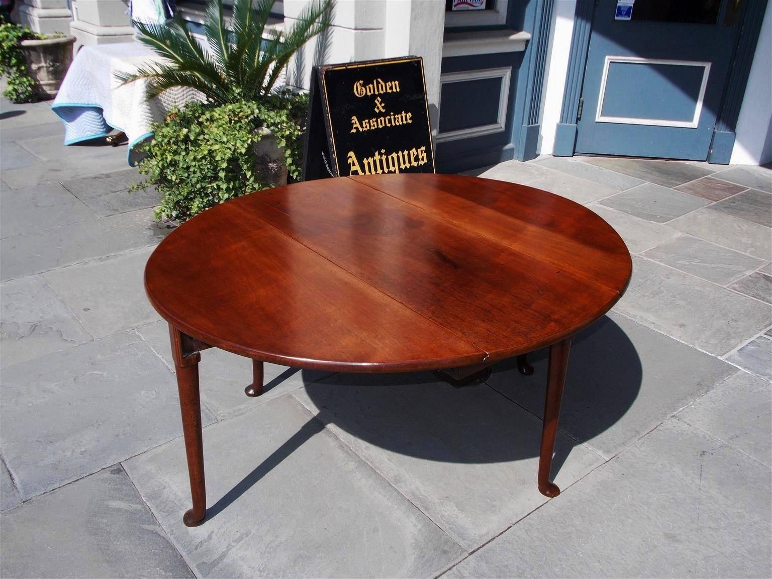 English Queen Anne Walnut Oval Drop-Leaf Table with Pad Feet, Circa 1740 In Excellent Condition For Sale In Hollywood, SC