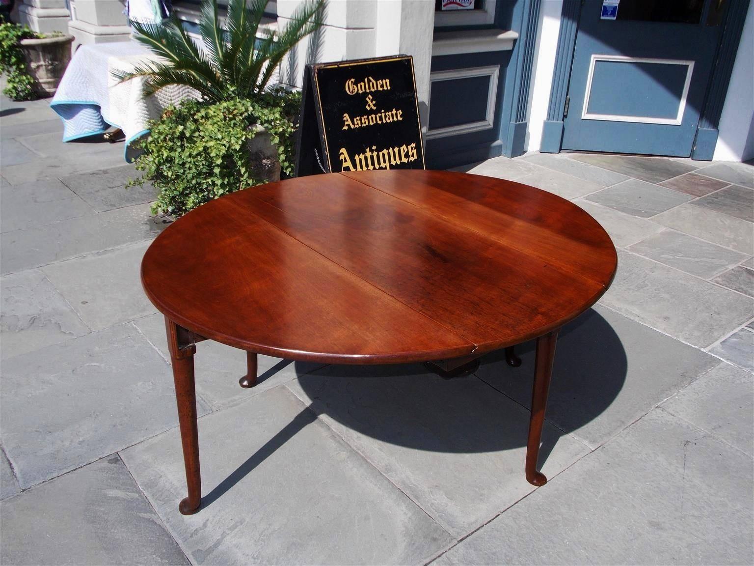 Noyer Table ovale anglaise Queen Anne à abattants en noyer avec pieds en forme de pattes, vers 1740 en vente