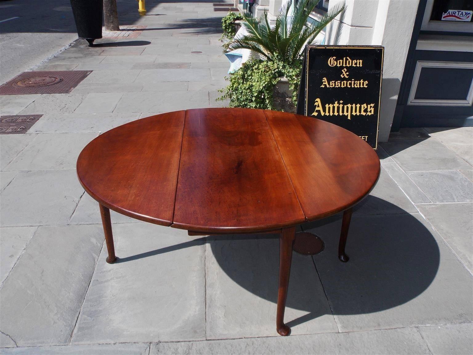Mid-18th Century English Queen Anne Walnut Oval Drop-Leaf Table with Pad Feet, Circa 1740 For Sale