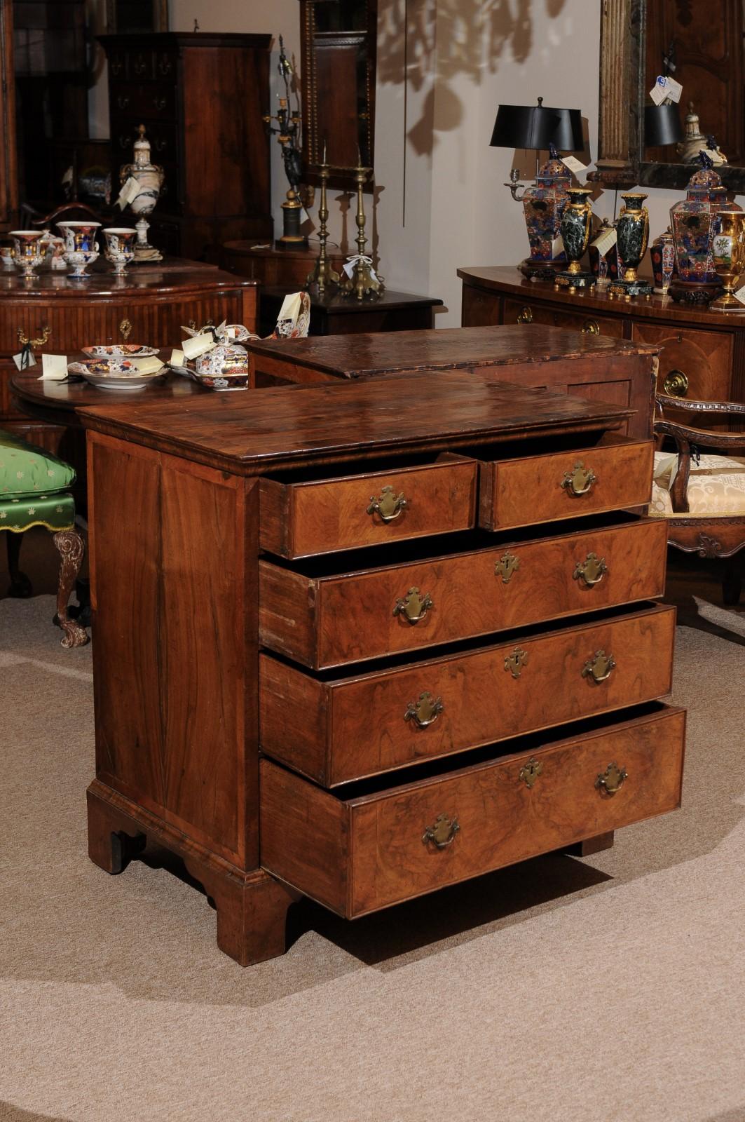 English Queen Anne Walnut Period Chest, Early 18th Century In Good Condition For Sale In Atlanta, GA