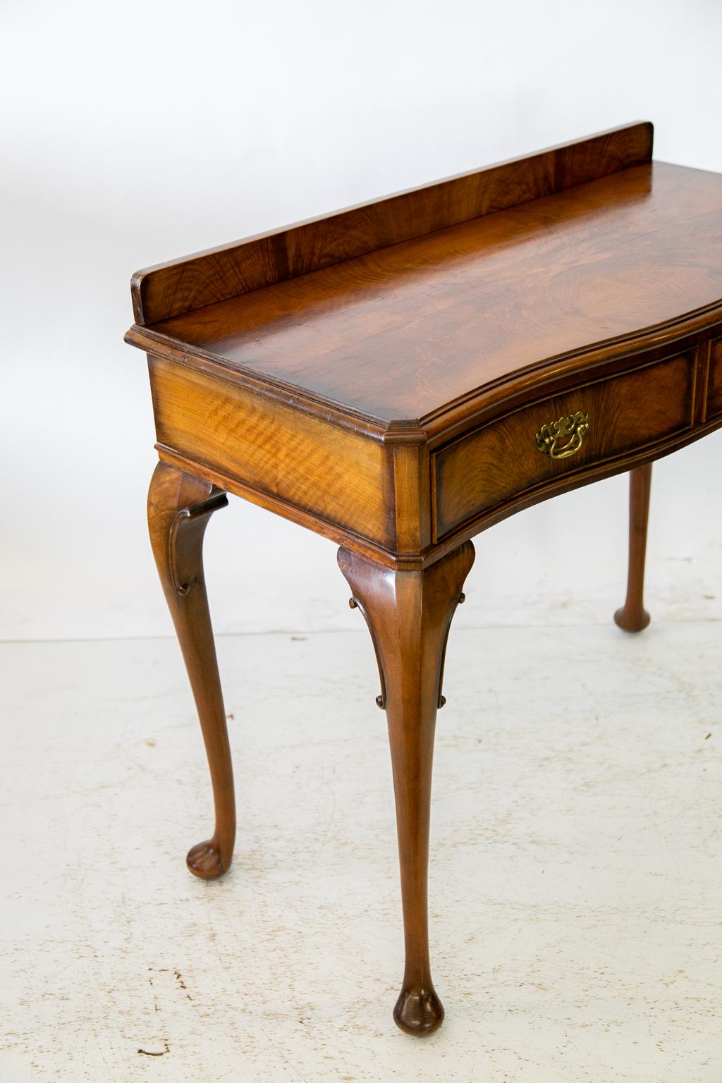 English Queen Anne Walnut Serving Table In Good Condition For Sale In Wilson, NC