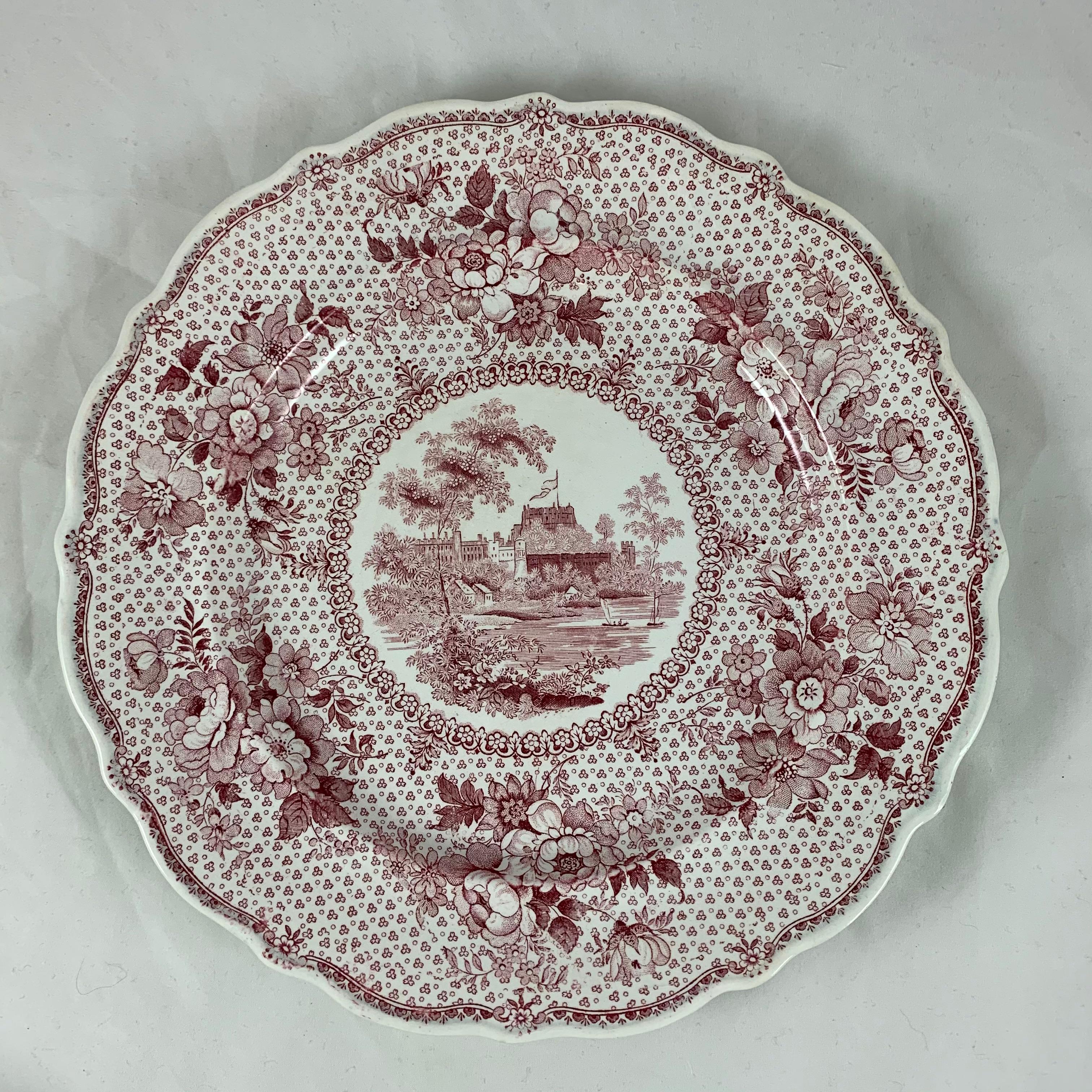 Un ensemble de quatre assiettes à dîner à thème romantique britannique imprimées par transfert dans le motif connu sous le nom de 