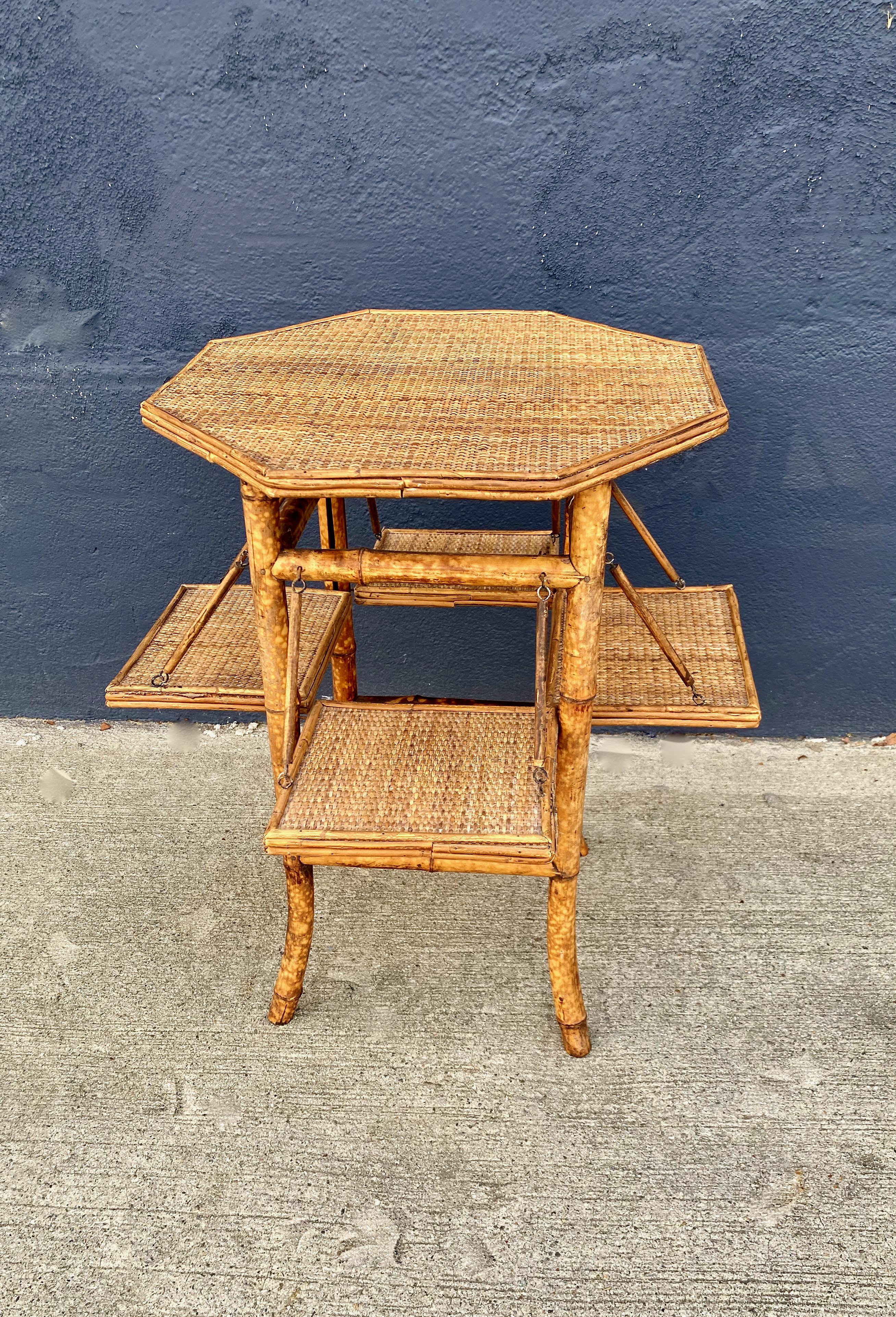 Mouvement esthétique Table  th anglaise en rotin et bambou, vers 1900-1920 en vente