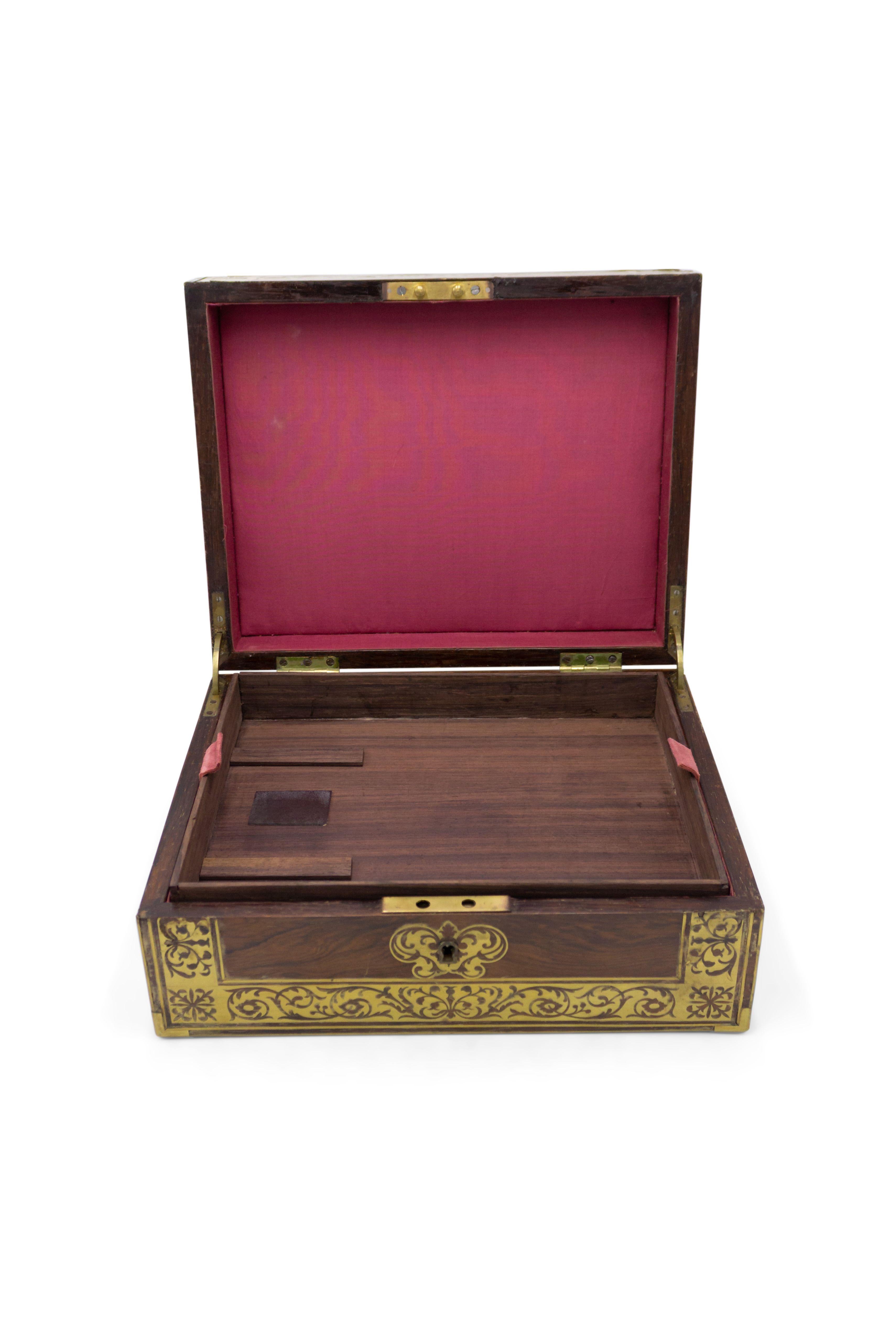 Scatola inglese Regency (XIX secolo) in legno di palissandro con maniglie in ottone e decorata con un disegno in filigrana di ottone intarsiato e dotata di 2 vassoi come humidor