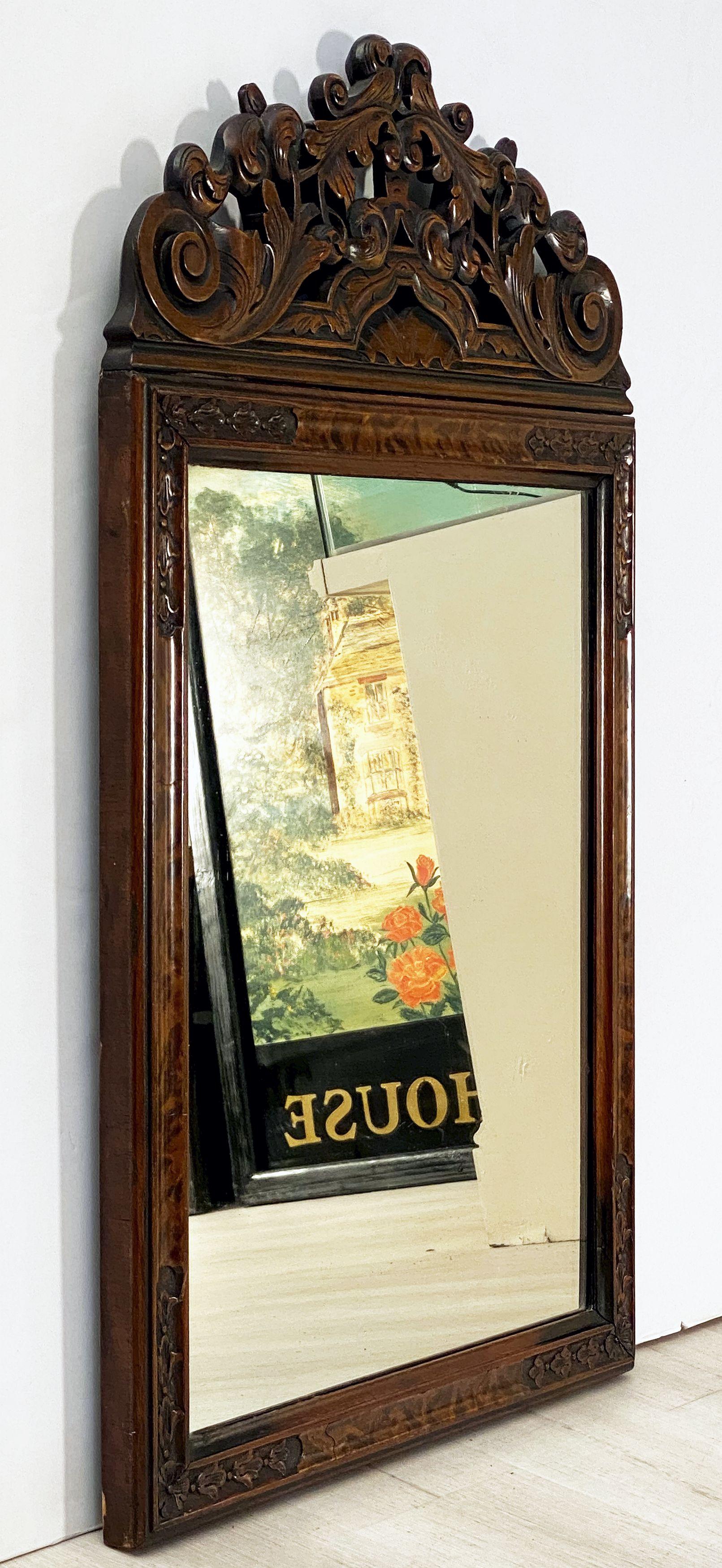 Un beau miroir mural anglais de l'époque édouardienne, présentant un cadre magnifiquement sculpté en noyer avec des motifs de volutes et de feuillages entourant un miroir rectangulaire. Avec étiquette au dos : Denby & Spinks - Meubles de maison -