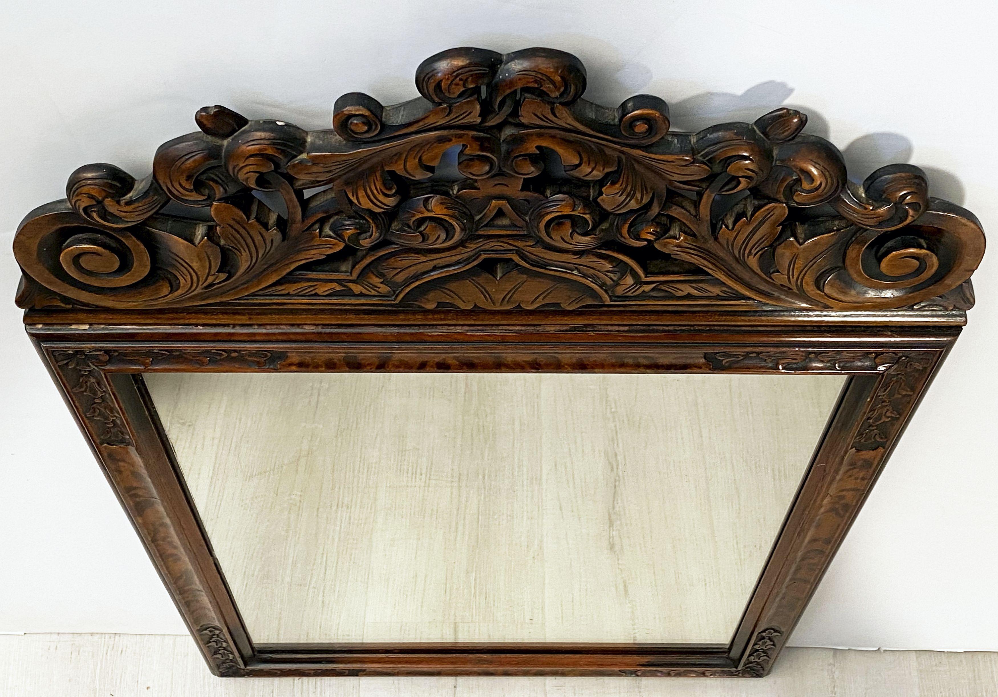 English Rectangular Mirror in Carved Frame of Walnut (H 33 3/8 x W 21) In Good Condition For Sale In Austin, TX
