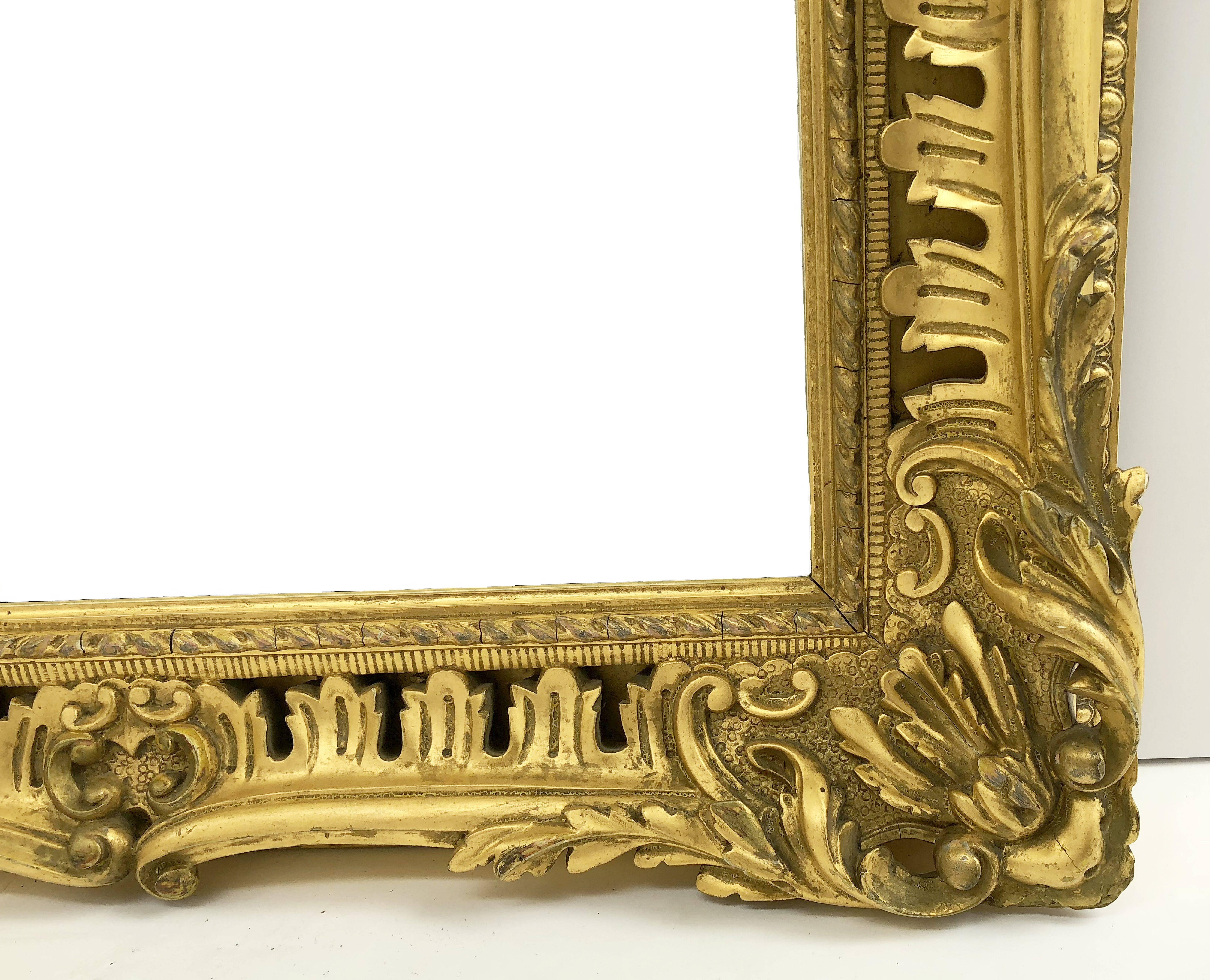 20ième siècle Miroir rectangulaire biseauté anglais dans un cadre doré (H 35 1/4 x L 27) en vente