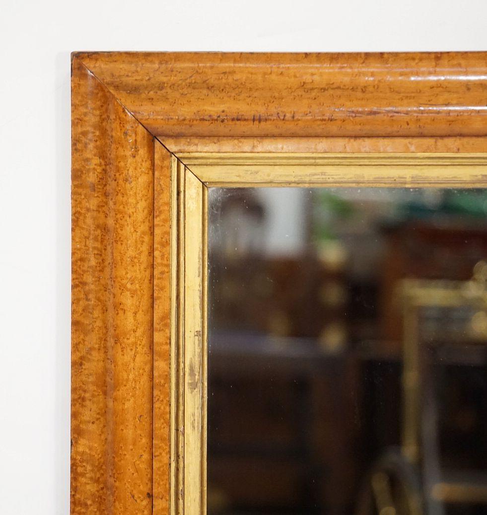 Englischer rechteckiger Spiegel mit Rahmen aus Ahorn und Giltwood (34 1/2 x B 29 3/4) (19. Jahrhundert) im Angebot