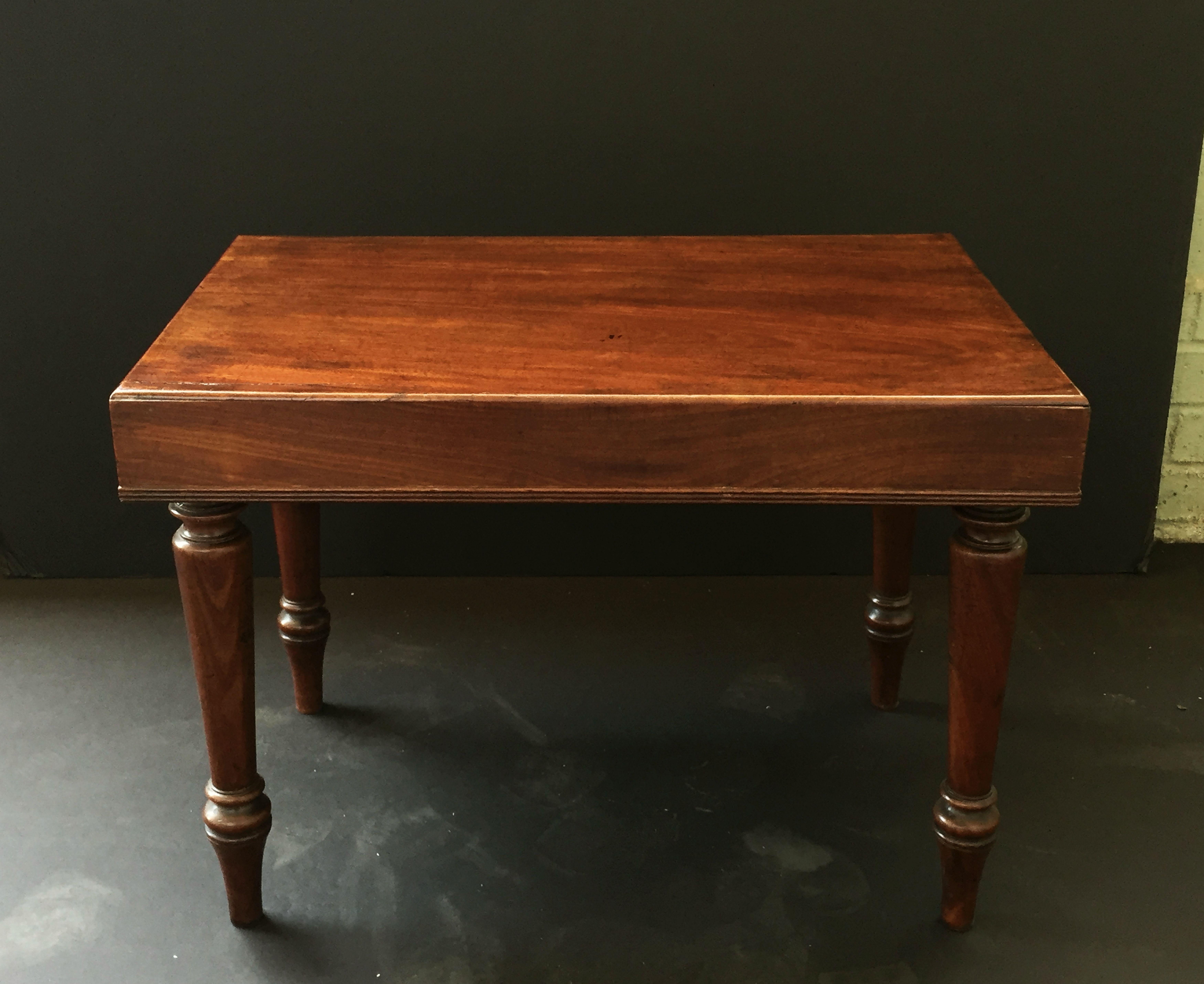 Table d'appoint ou de chevet rectangulaire anglaise en acajou sur pieds tournés en vente 3