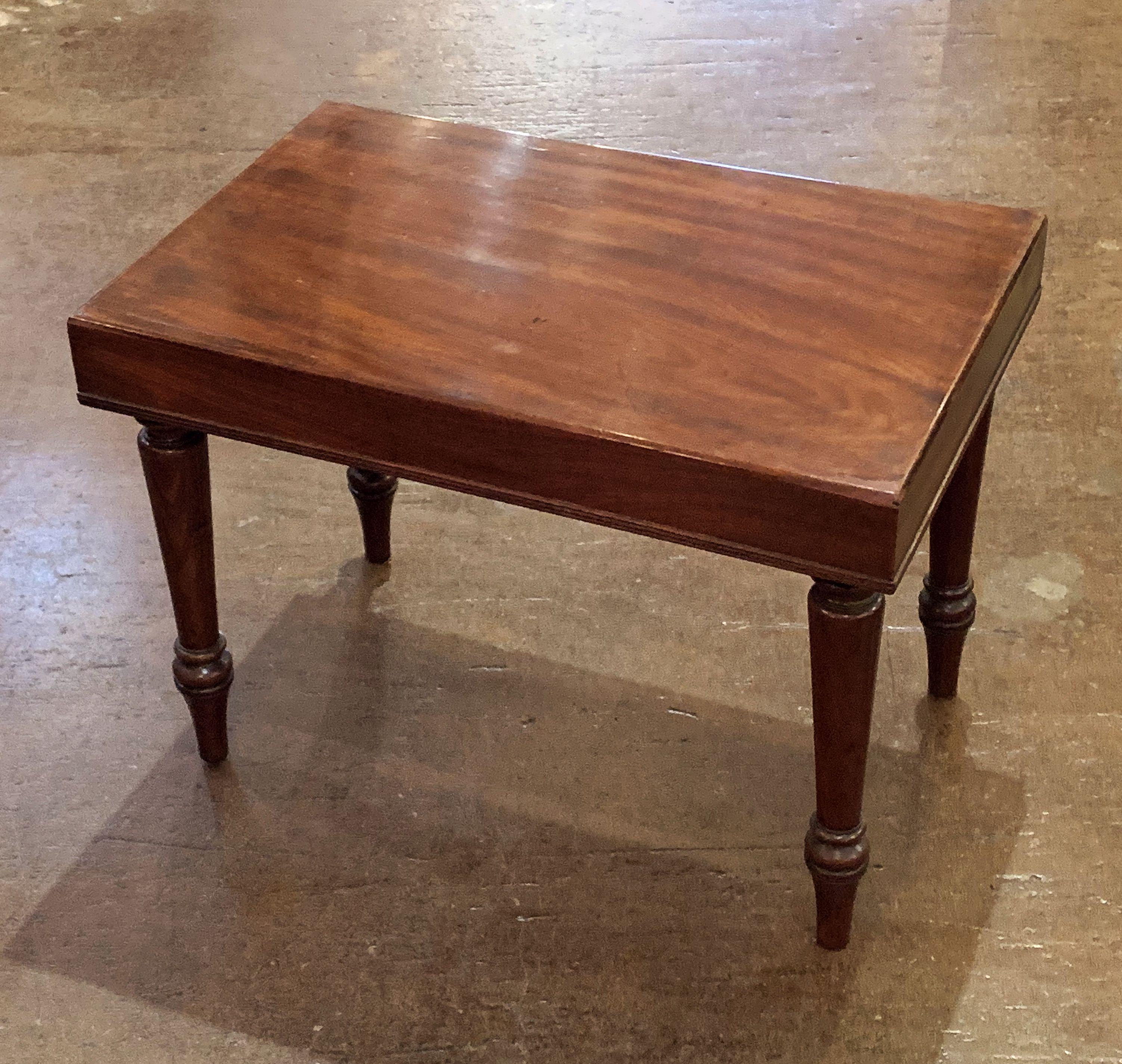 English Rectangular Side or End Table of Mahogany on Turned Legs For Sale 6