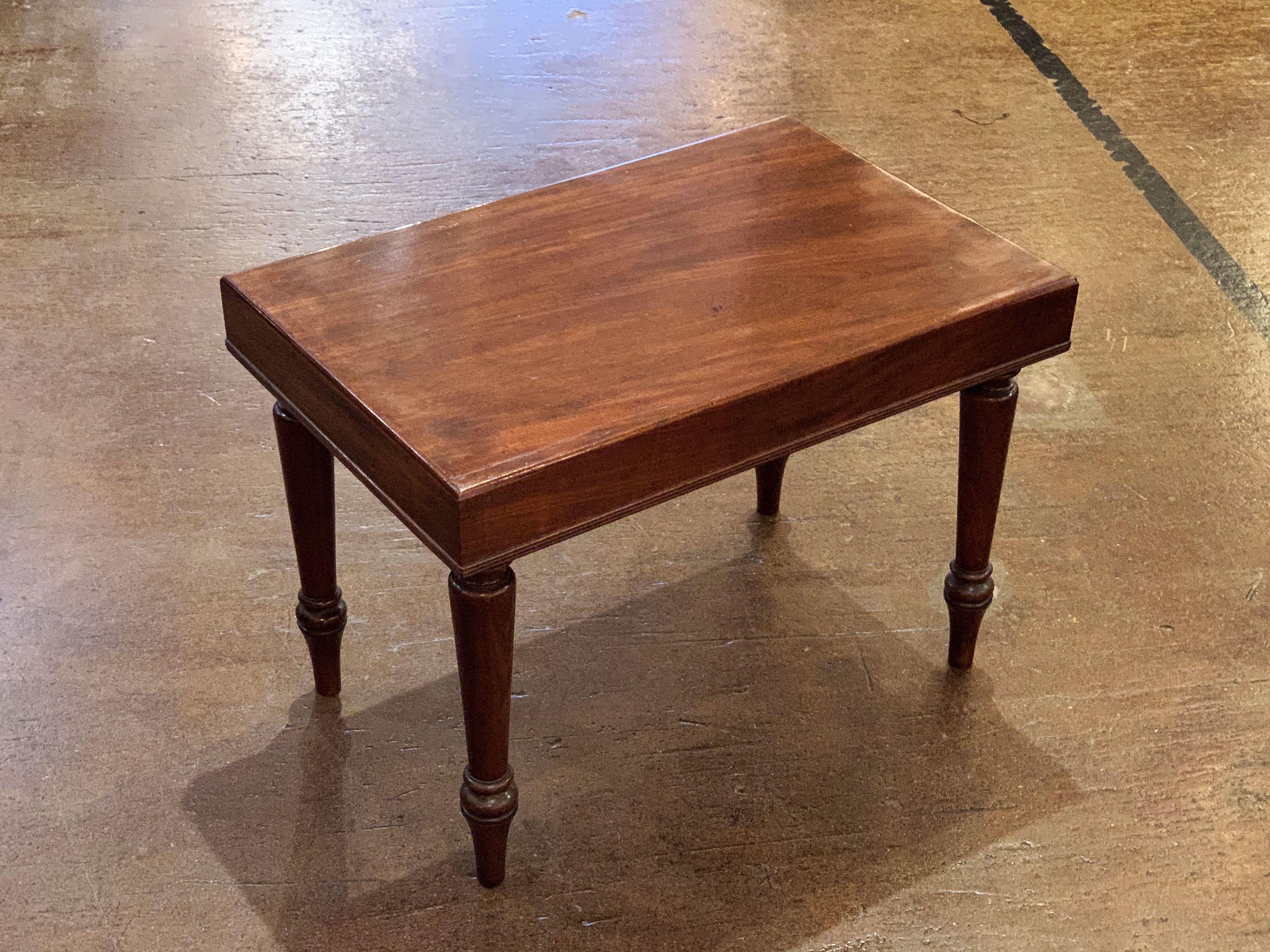 Table d'appoint ou de chevet rectangulaire anglaise en acajou sur pieds tournés en vente 6