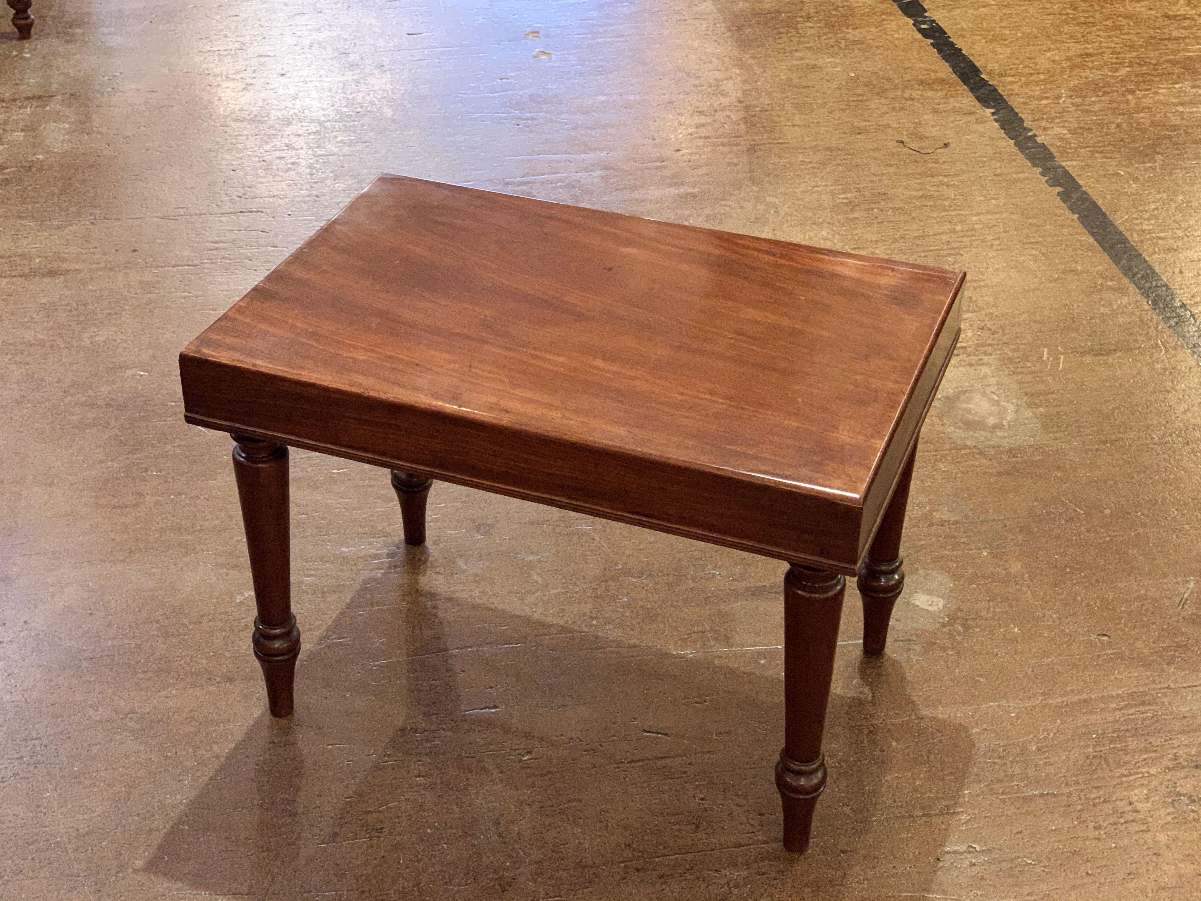 English Rectangular Side or End Table of Mahogany on Turned Legs For Sale 8