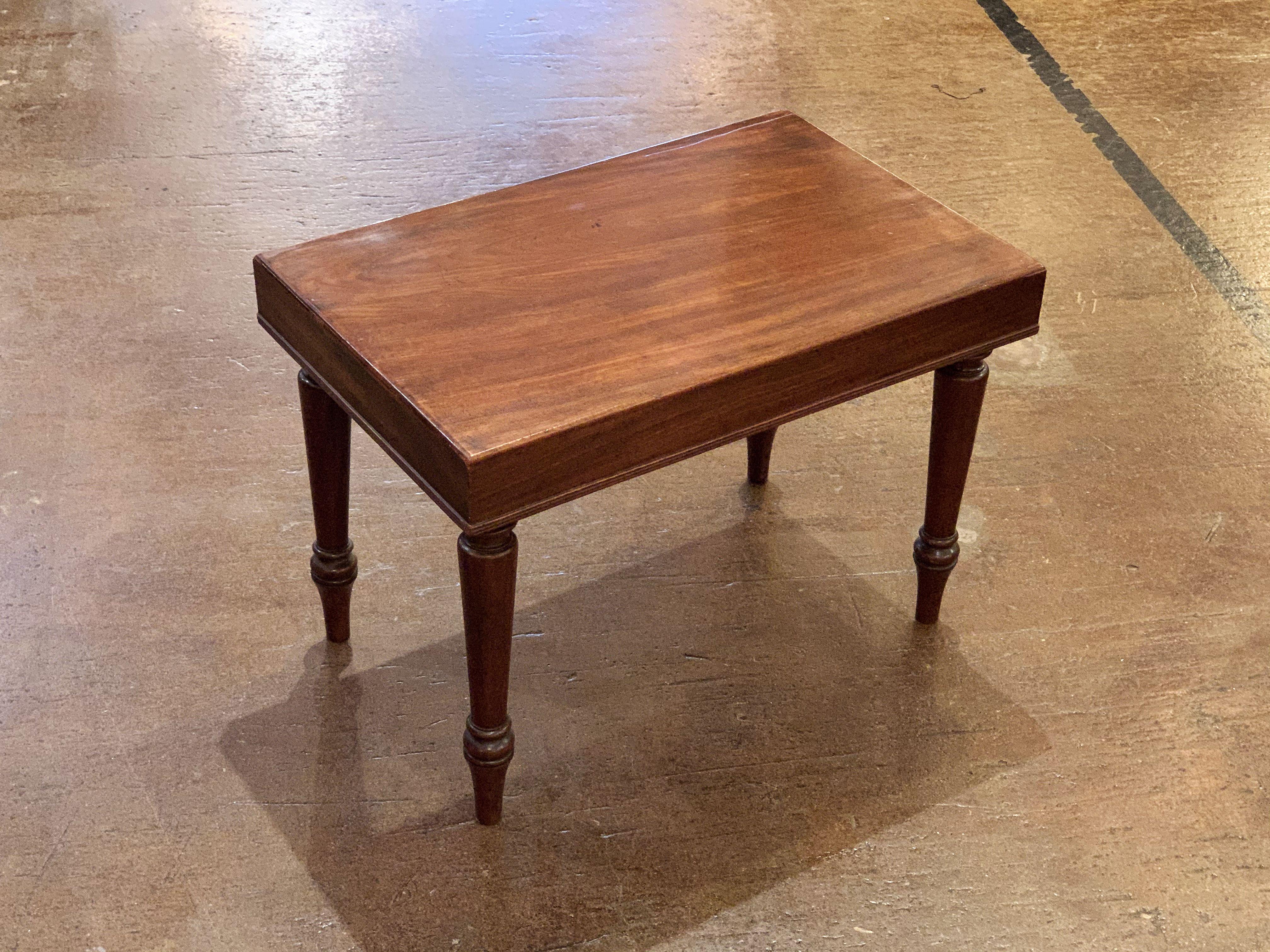 English Rectangular Side or End Table of Mahogany on Turned Legs For Sale 9