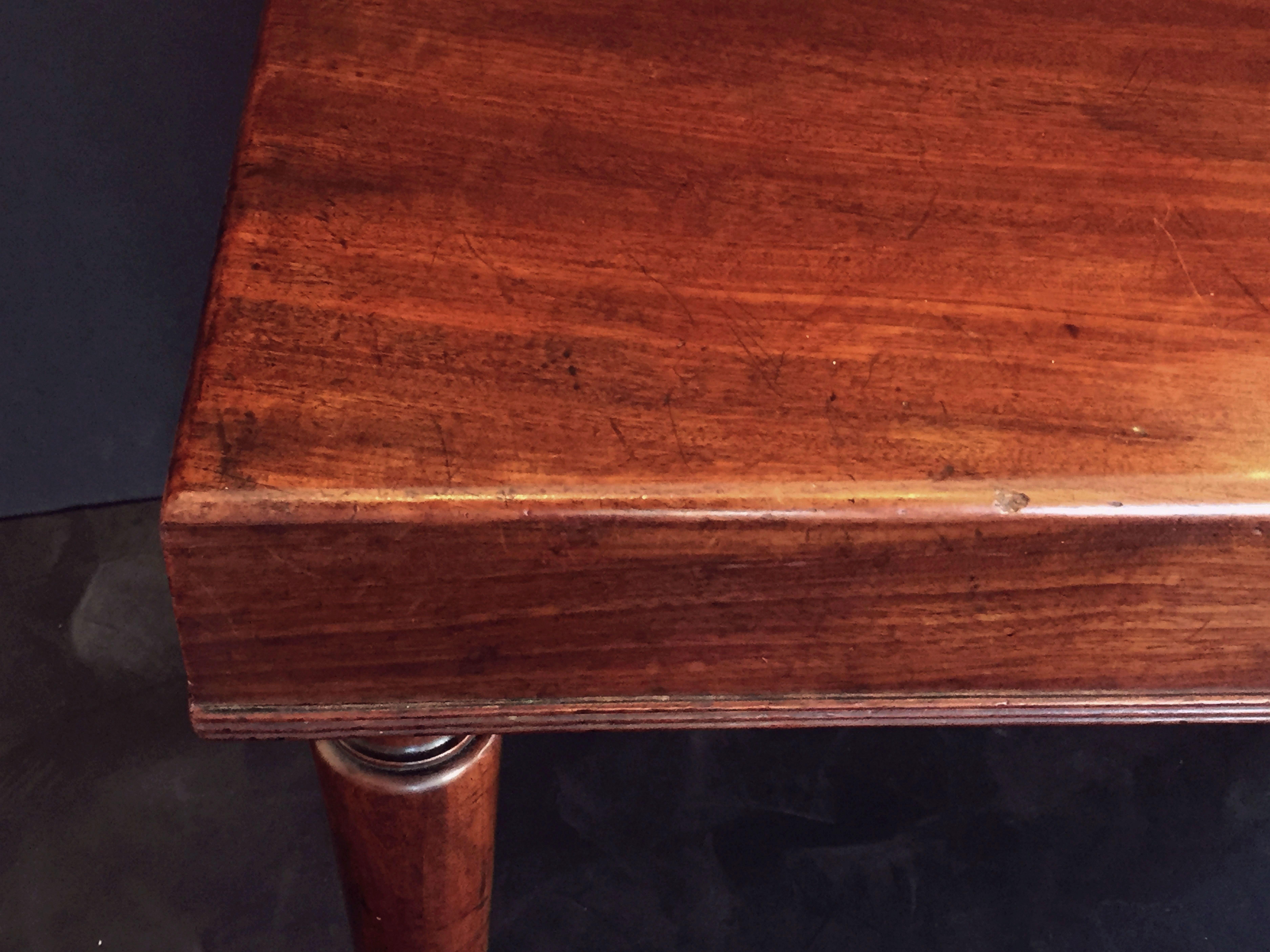 XIXe siècle Table d'appoint ou de chevet rectangulaire anglaise en acajou sur pieds tournés en vente