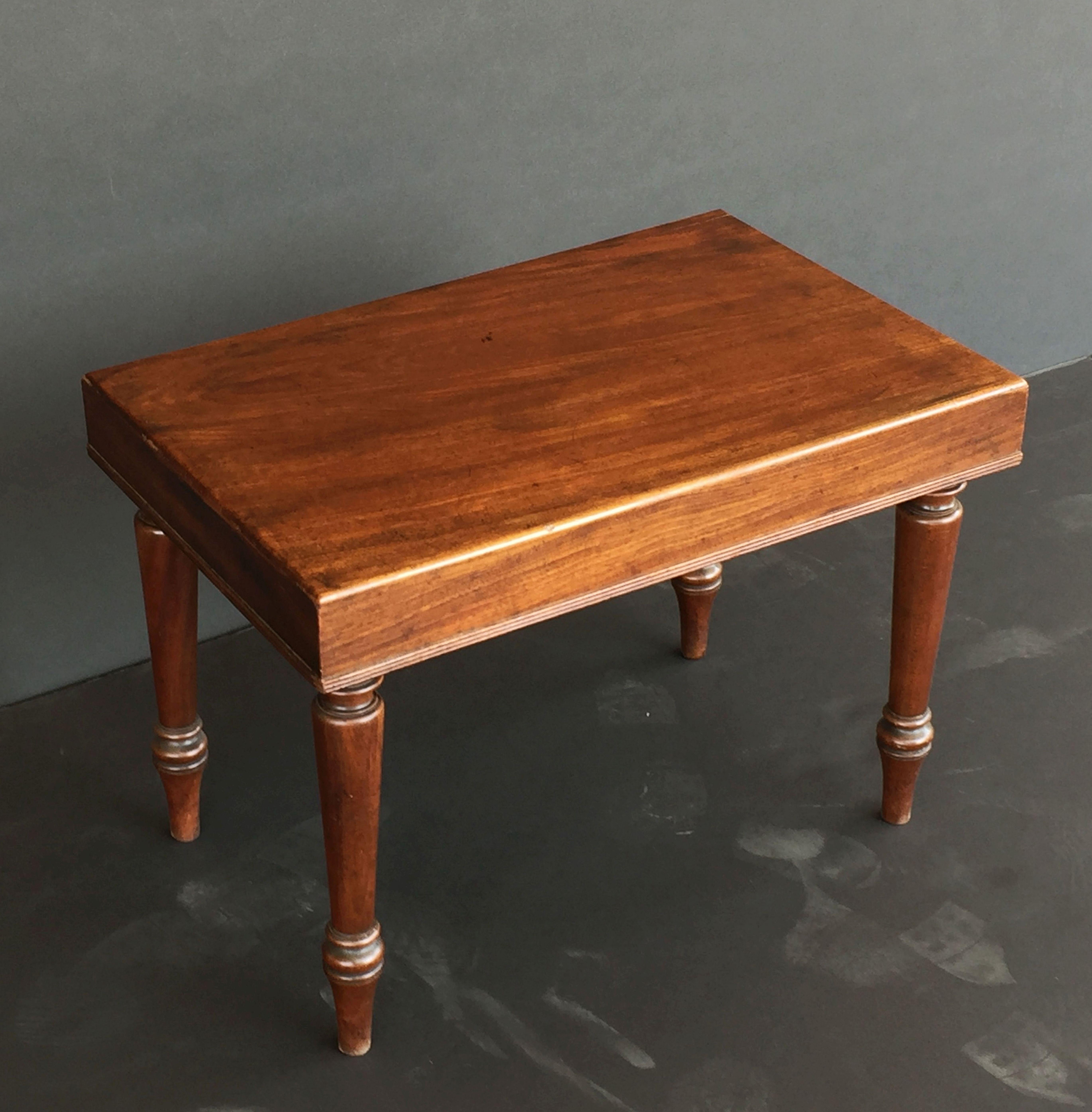 English Rectangular Side or End Table of Mahogany on Turned Legs For Sale 2
