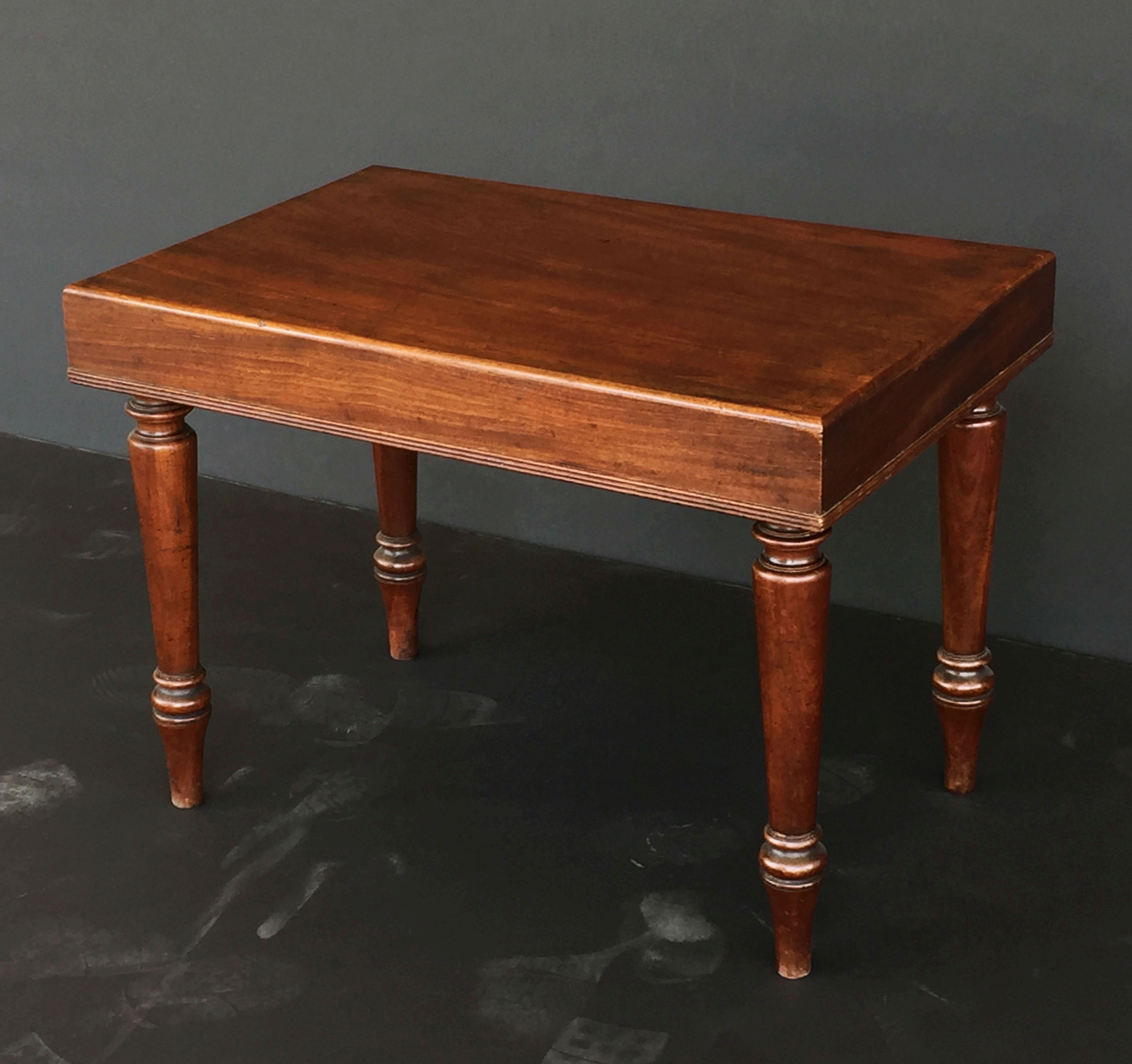 English Rectangular Side or End Table of Mahogany on Turned Legs For Sale 3