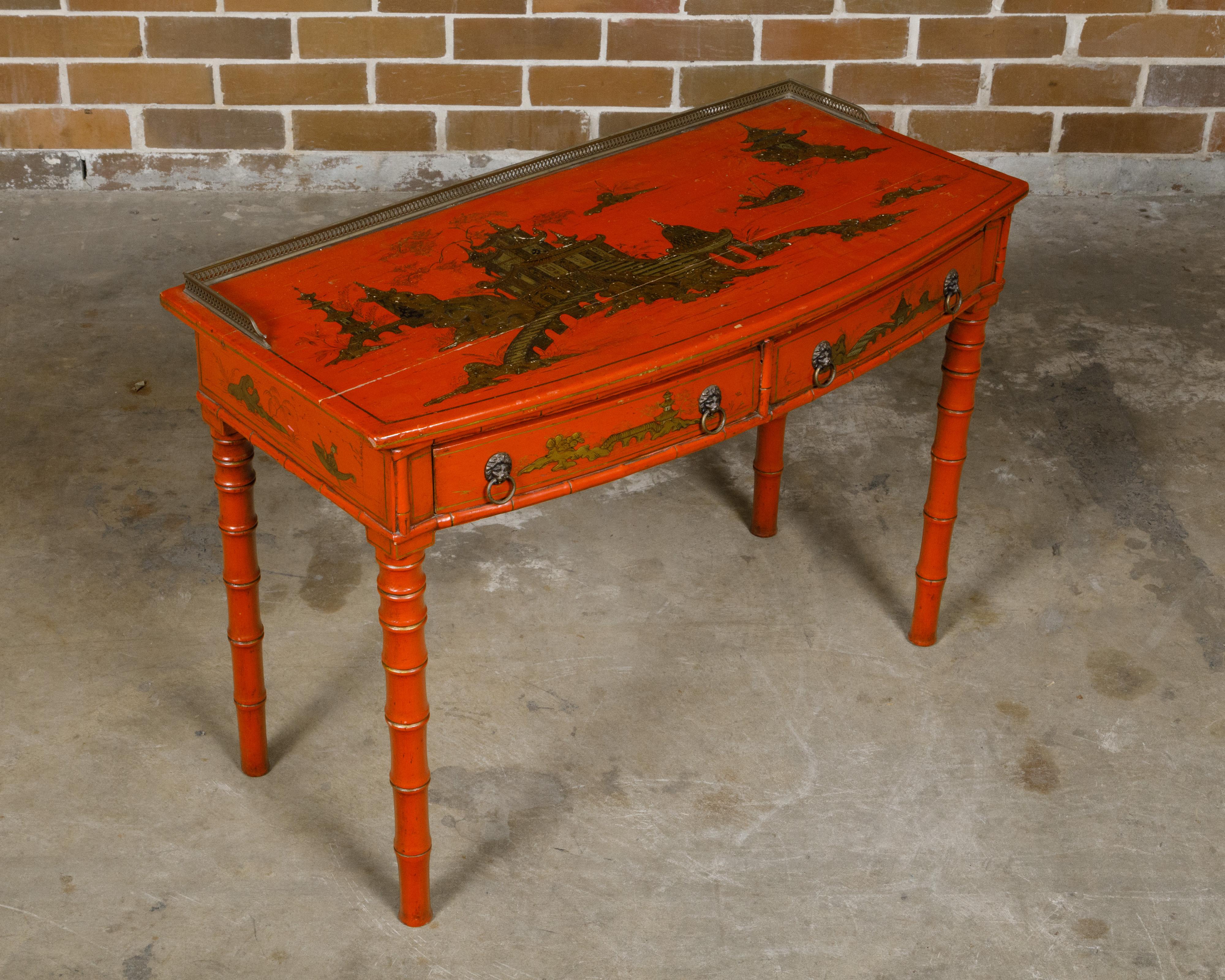 Ein englischer Schreibtisch aus rotem Lack mit Bambusimitat aus dem 19. Jahrhundert mit vergoldetem Chinoiserie-Dekor und zwei Schubladen. Dieser exquisite Schreibtisch aus Bambusimitat stammt aus dem England des 19. Jahrhunderts und besticht durch