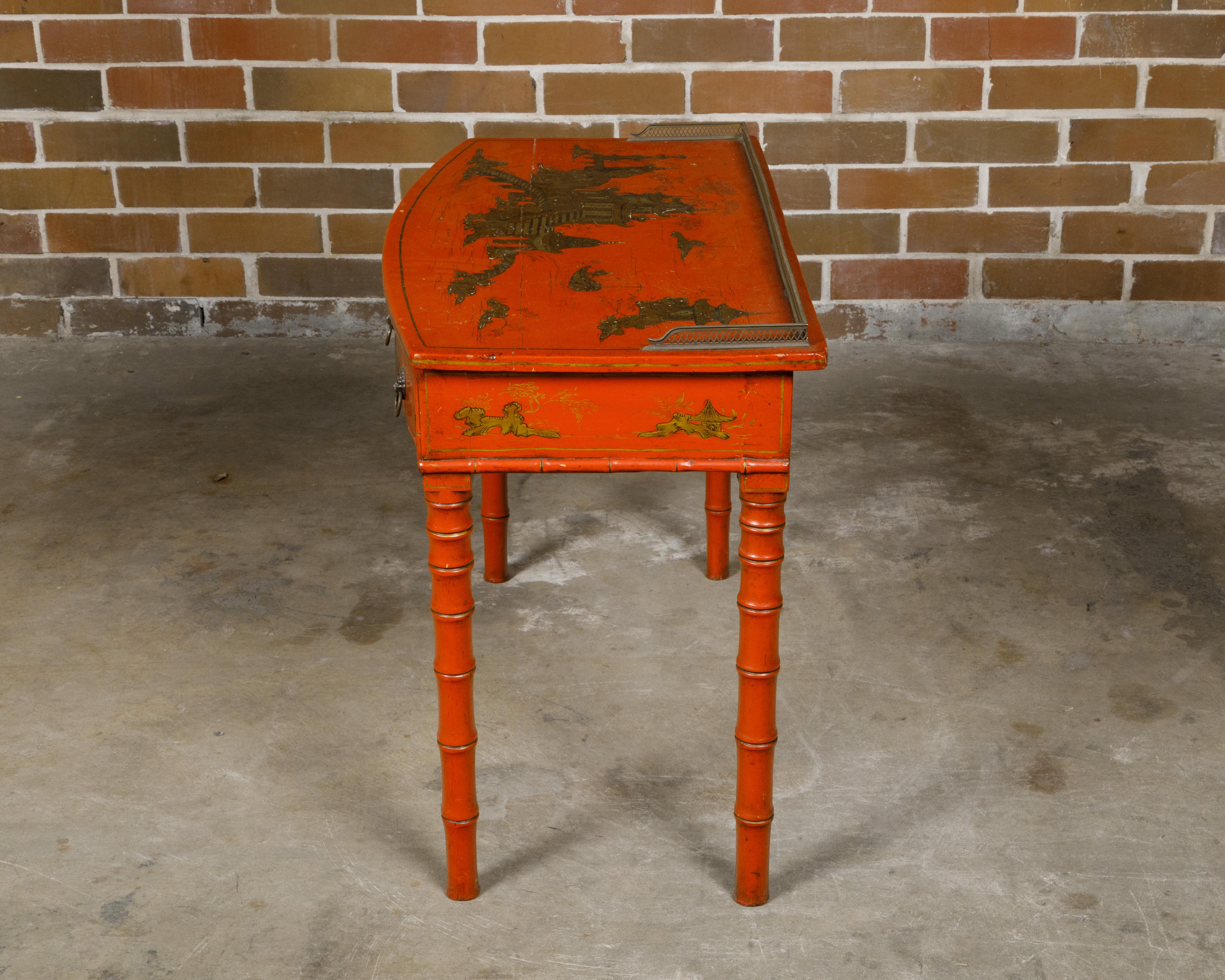 Englischer Rotlack-Schreibtisch aus Bambusimitat des 19. Jahrhunderts mit vergoldetem Chinoiserie-Dekor (Kunstbambus) im Angebot