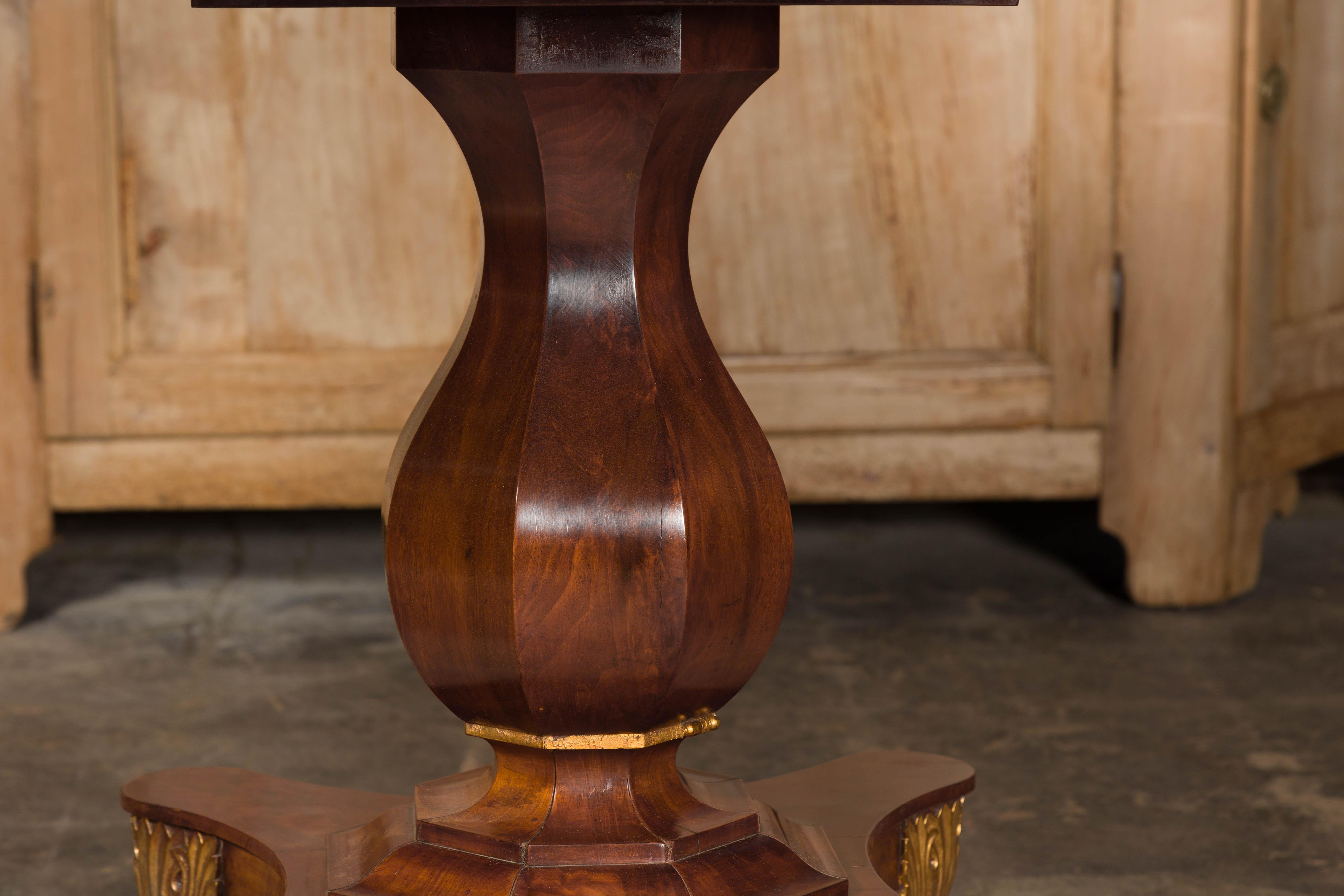 English Regency 1820s Mahogany Center Table with Octagonal Top and Gilt Paws For Sale 6