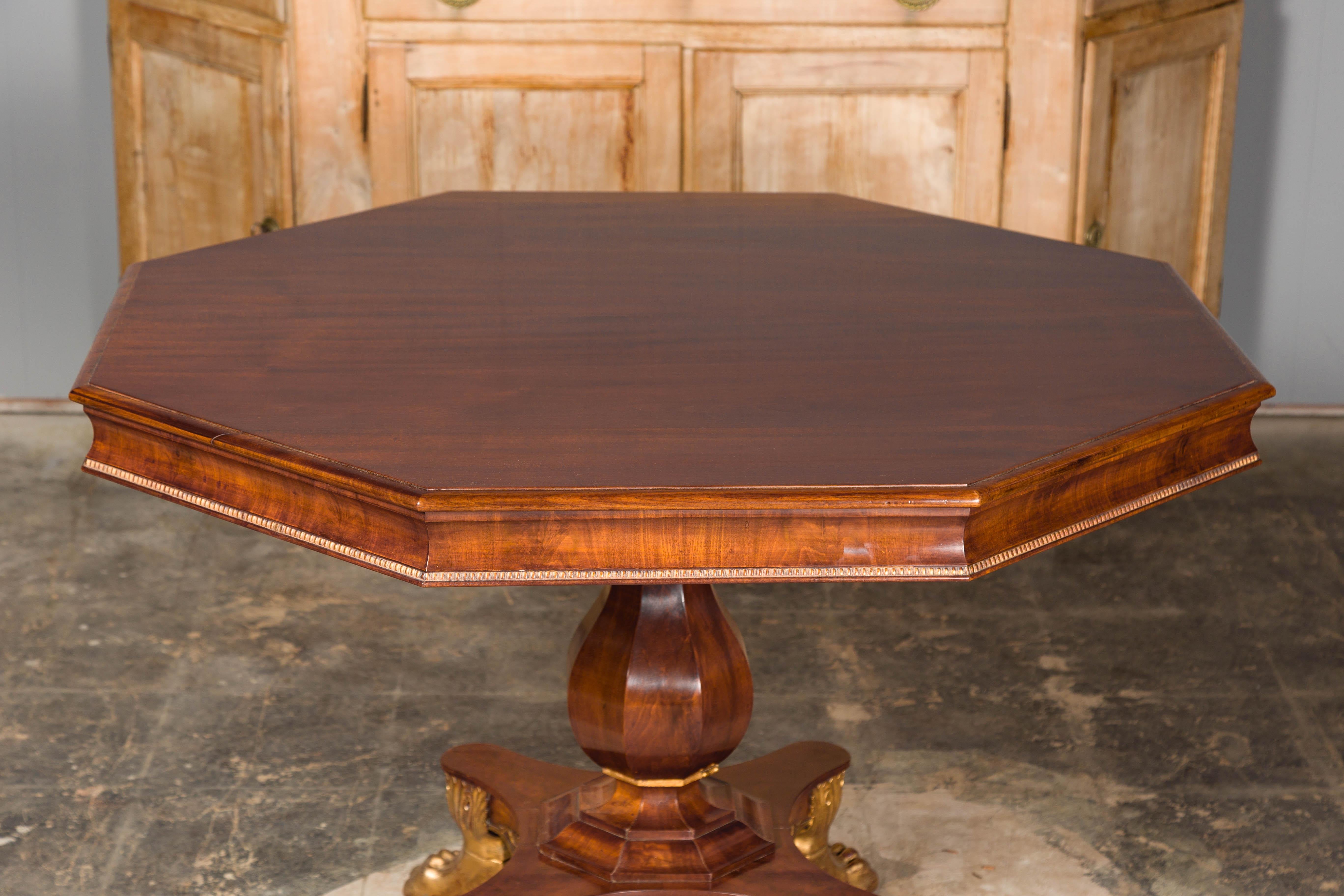 English Regency 1820s Mahogany Center Table with Octagonal Top and Gilt Paws For Sale 7