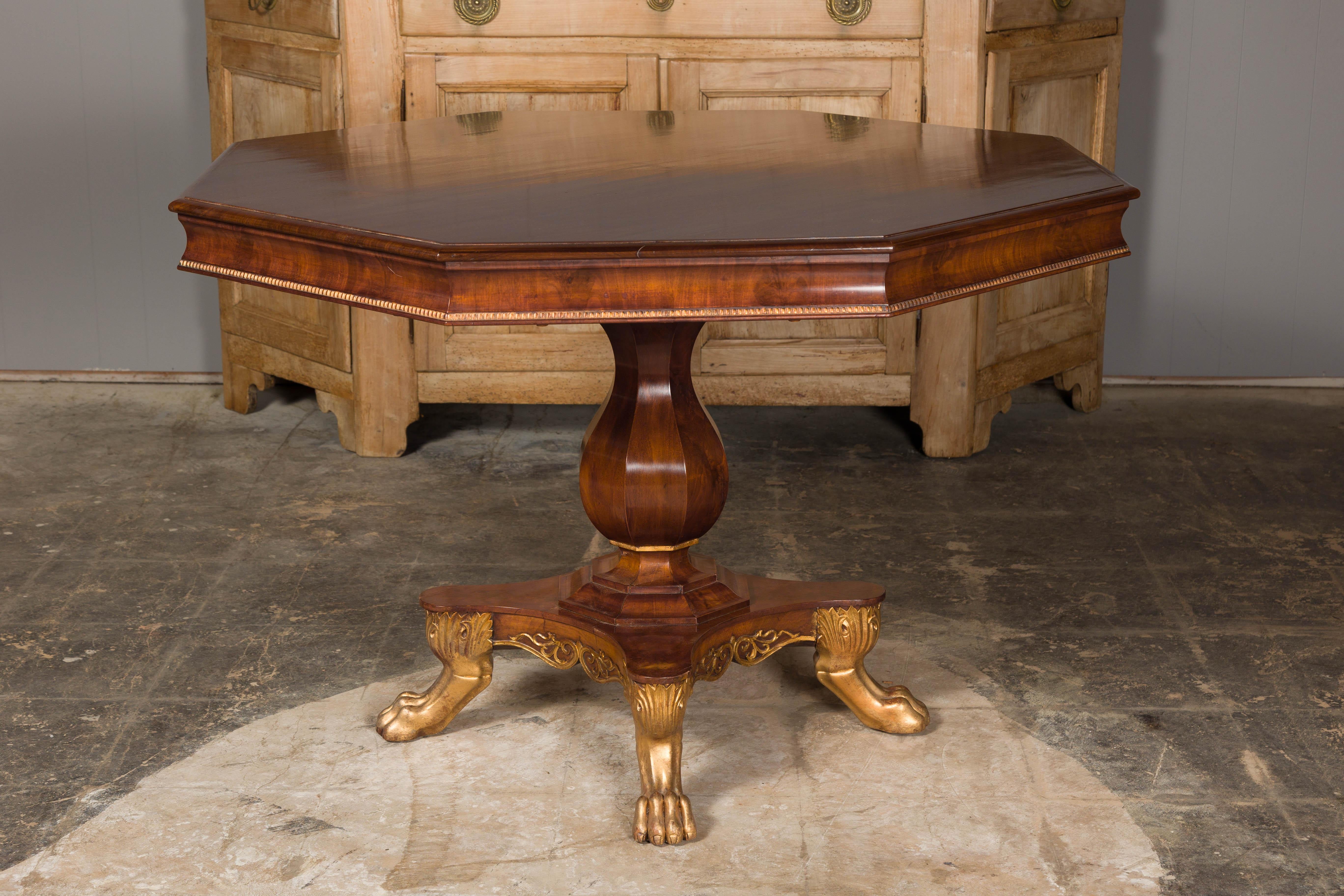 English Regency 1820s Mahogany Center Table with Octagonal Top and Gilt Paws For Sale 8
