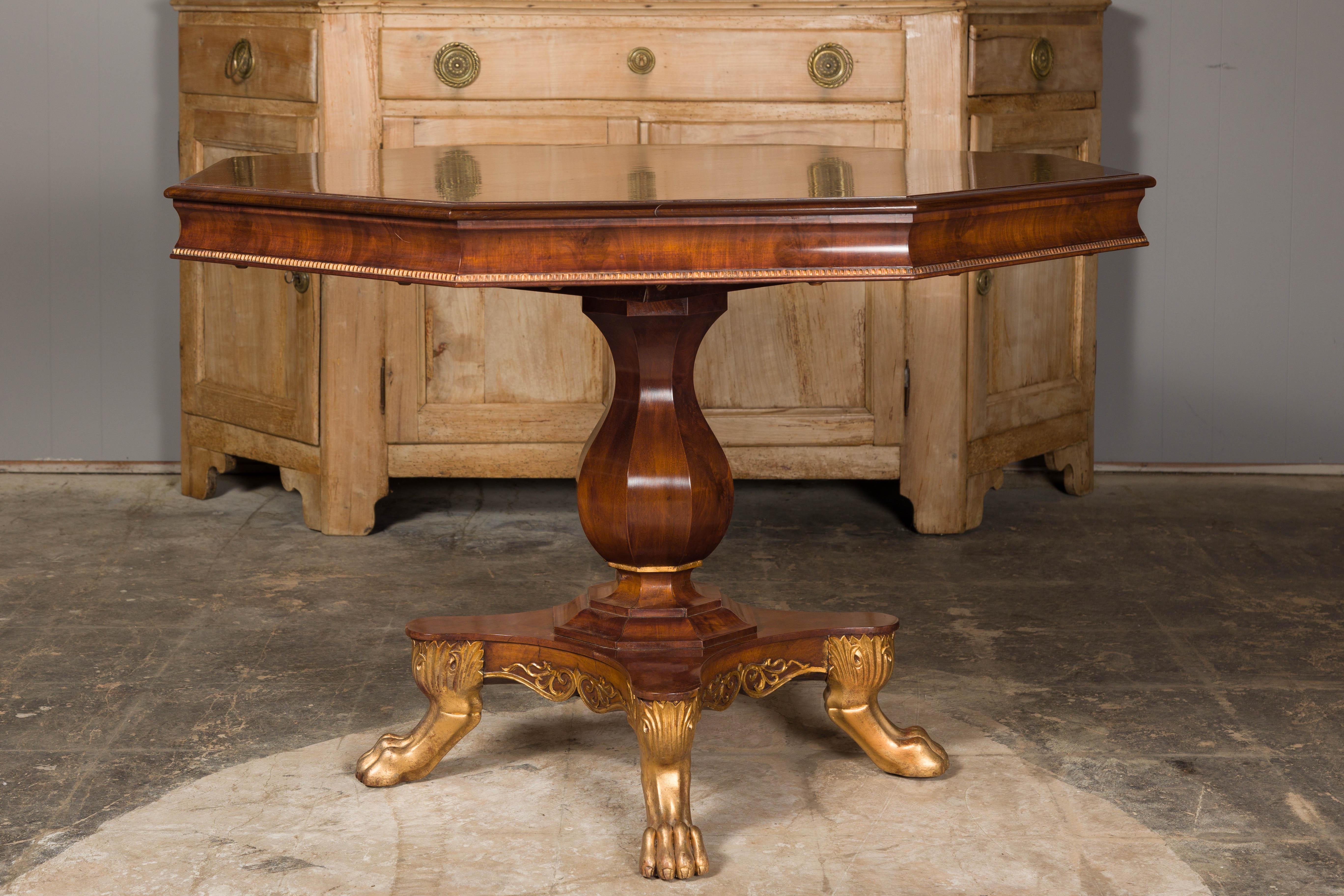 English Regency 1820s Mahogany Center Table with Octagonal Top and Gilt Paws For Sale 9