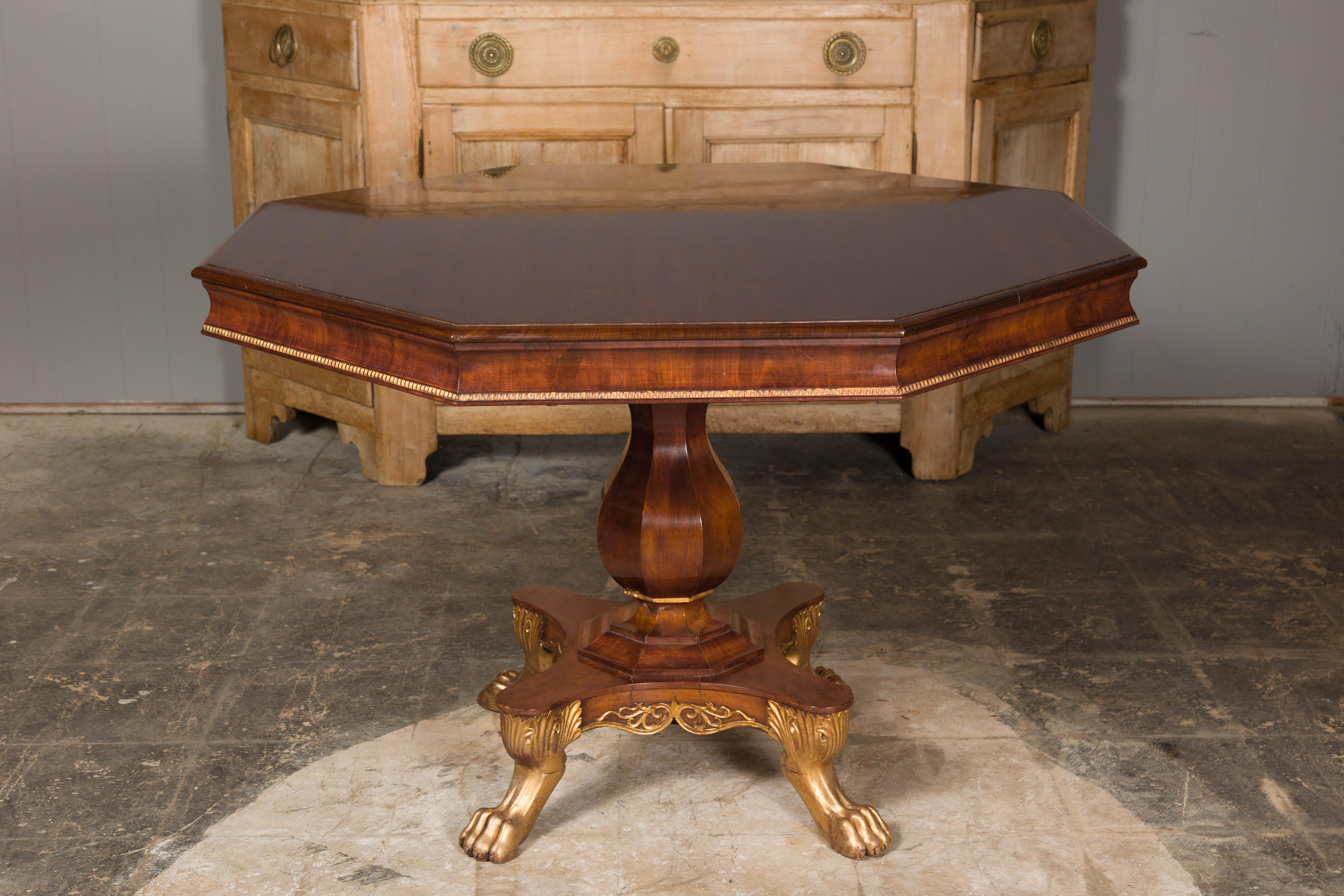 English Regency 1820s Mahogany Center Table with Octagonal Top and Gilt Paws For Sale 10