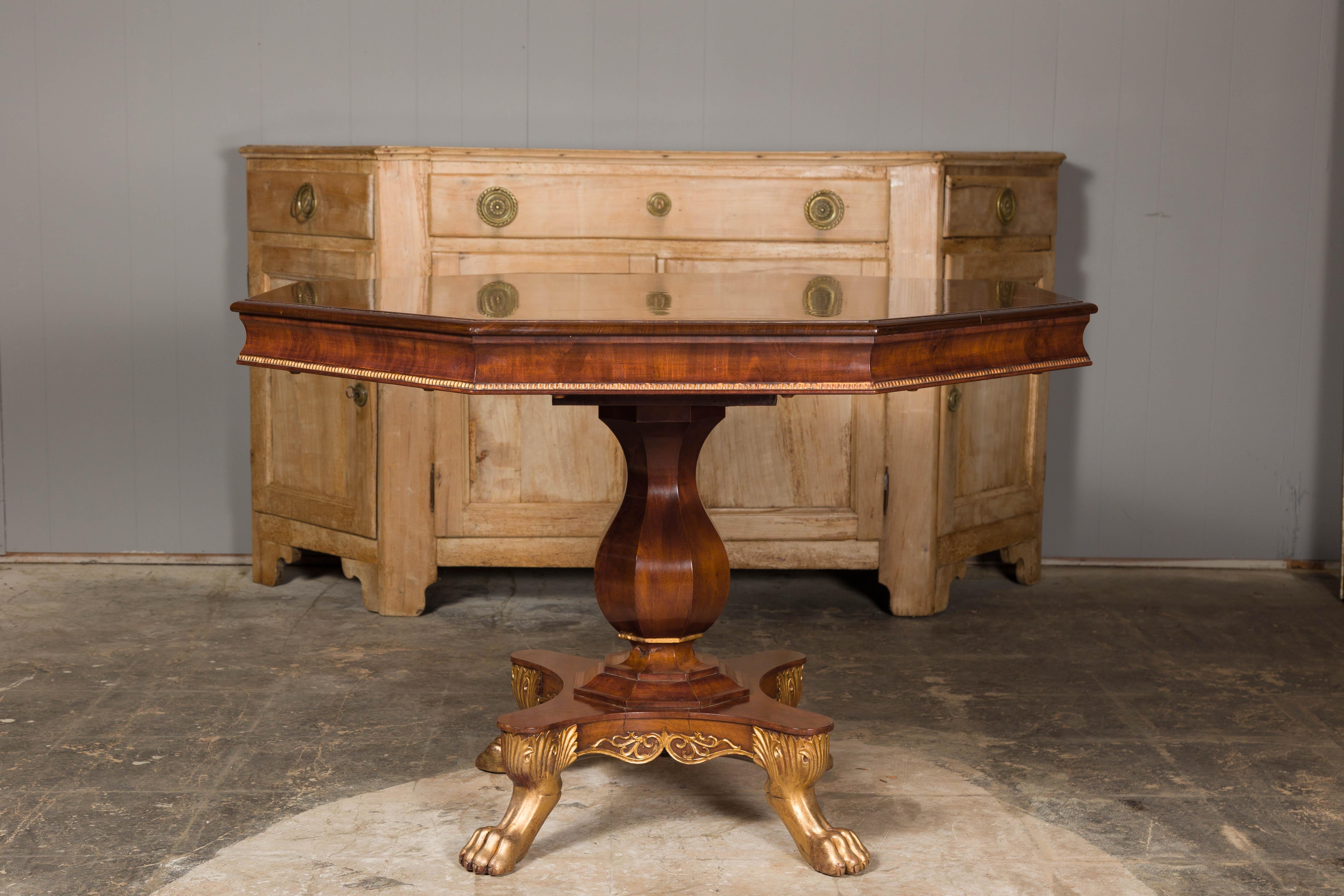 English Regency 1820s Mahogany Center Table with Octagonal Top and Gilt Paws For Sale 11