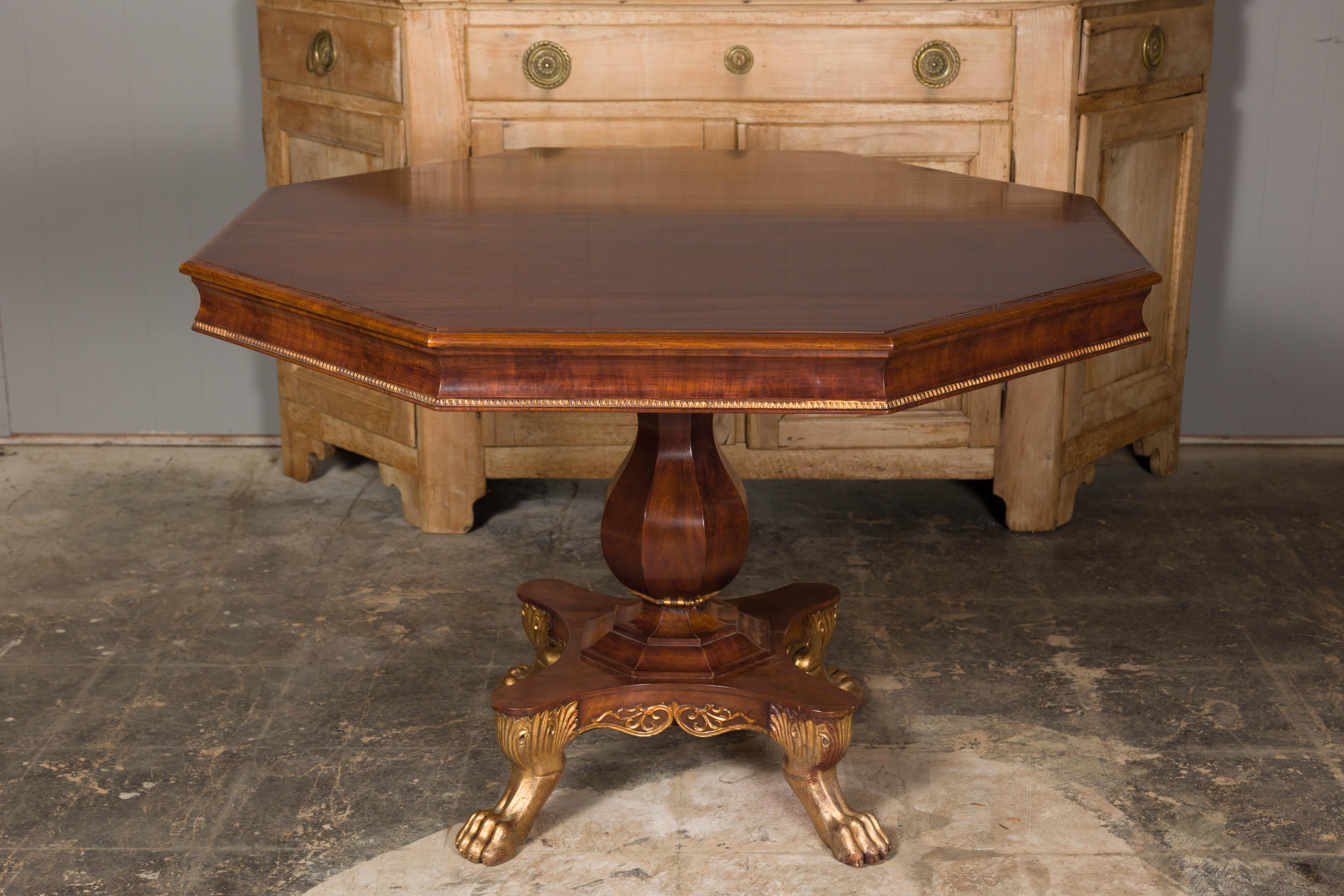 English Regency 1820s Mahogany Center Table with Octagonal Top and Gilt Paws For Sale 12