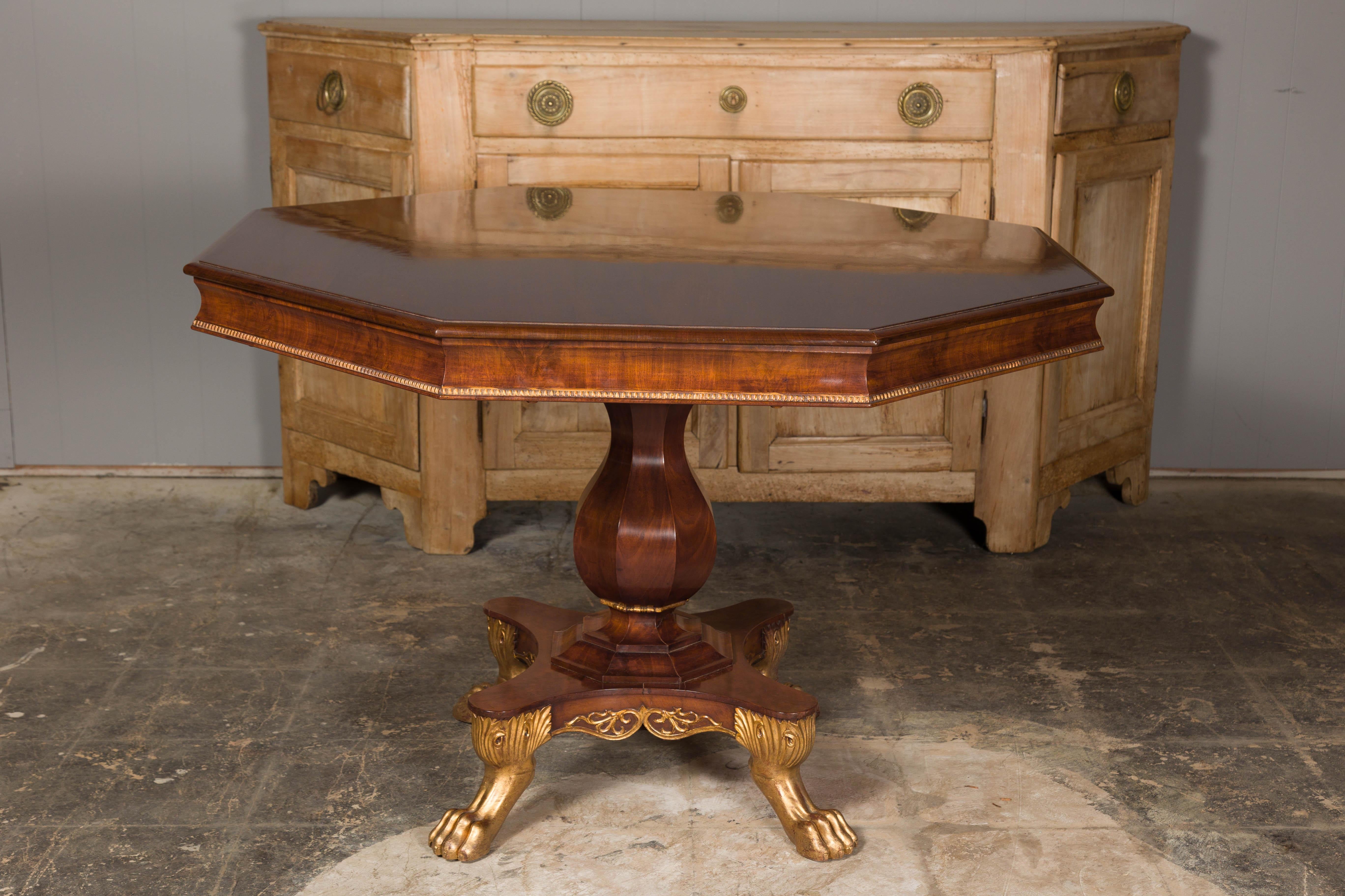 English Regency 1820s Mahogany Center Table with Octagonal Top and Gilt Paws For Sale 13