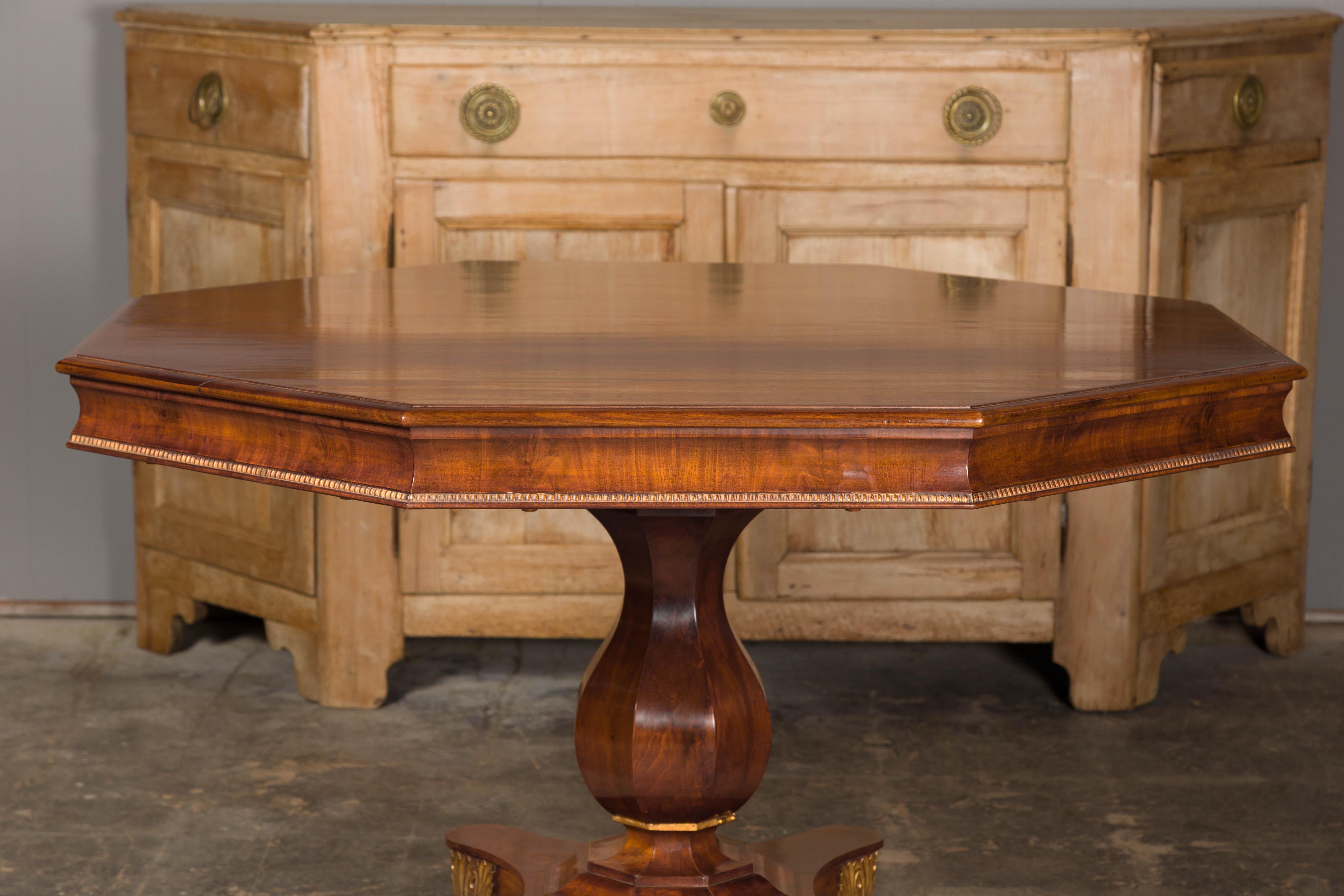 Carved English Regency 1820s Mahogany Center Table with Octagonal Top and Gilt Paws For Sale