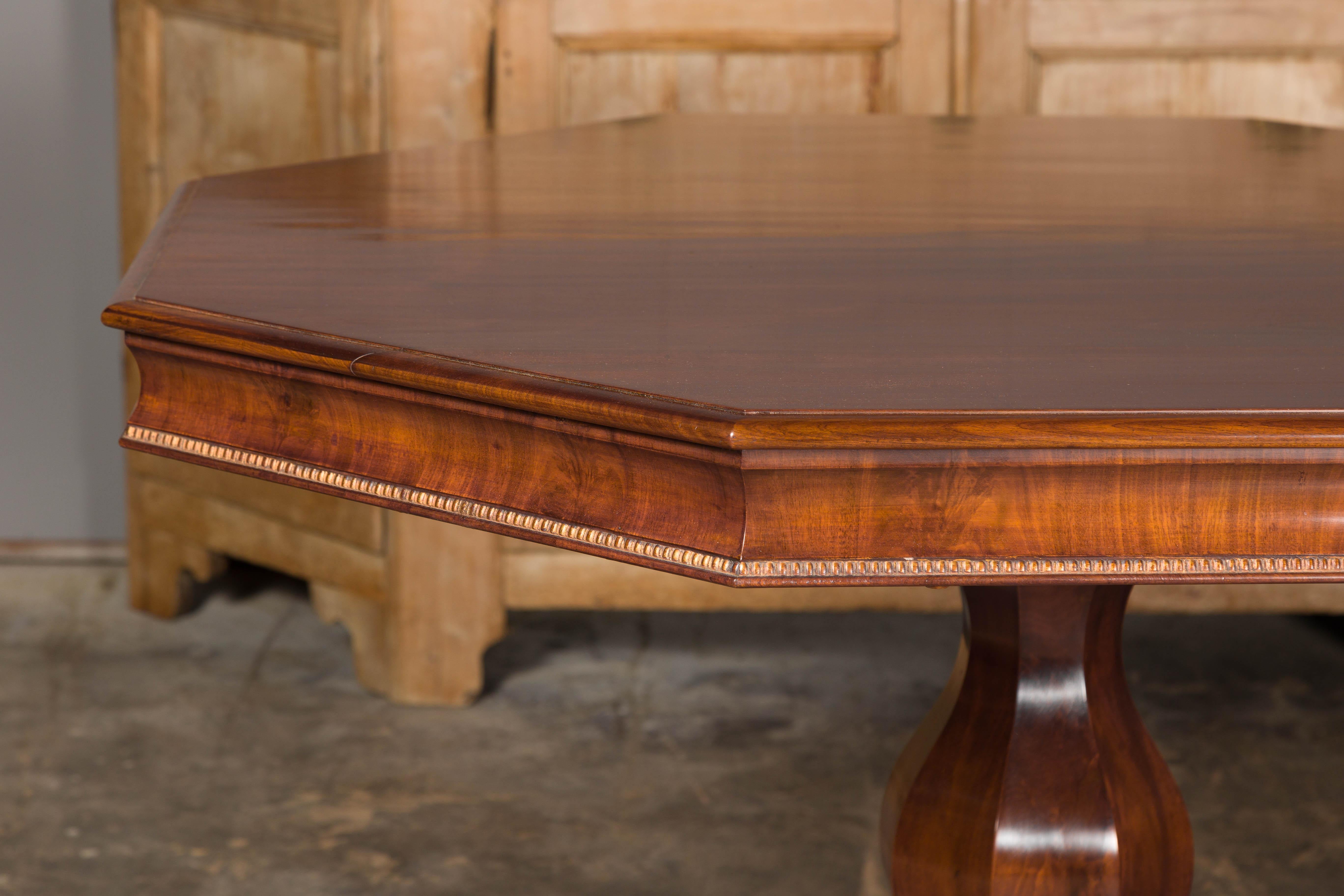 English Regency 1820s Mahogany Center Table with Octagonal Top and Gilt Paws For Sale 1