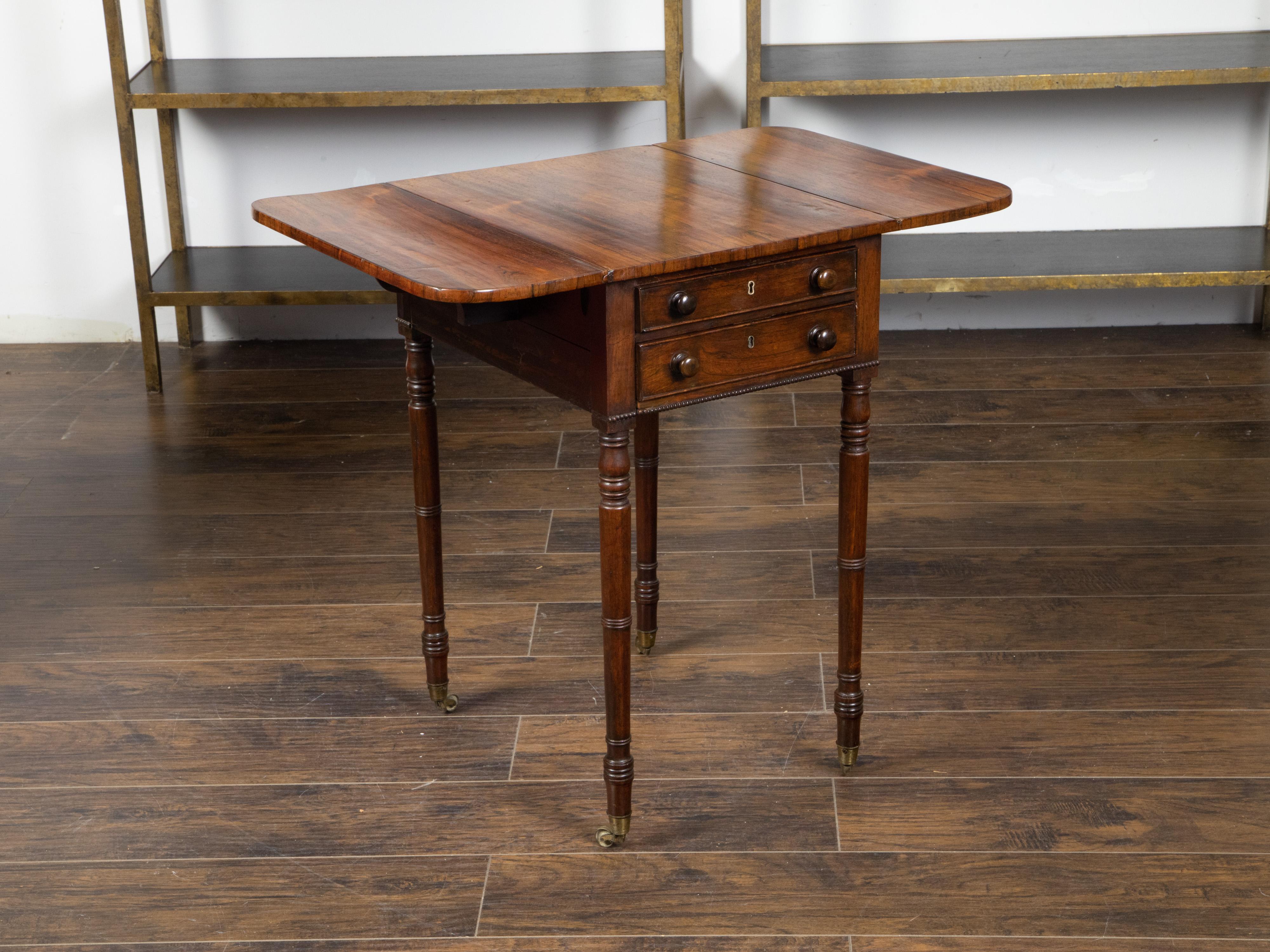 Englischer Regency-Mahagoni-Pembroke-Tisch aus den 1820er Jahren mit tropfenförmigen Blättern und Schubladen im Angebot 9