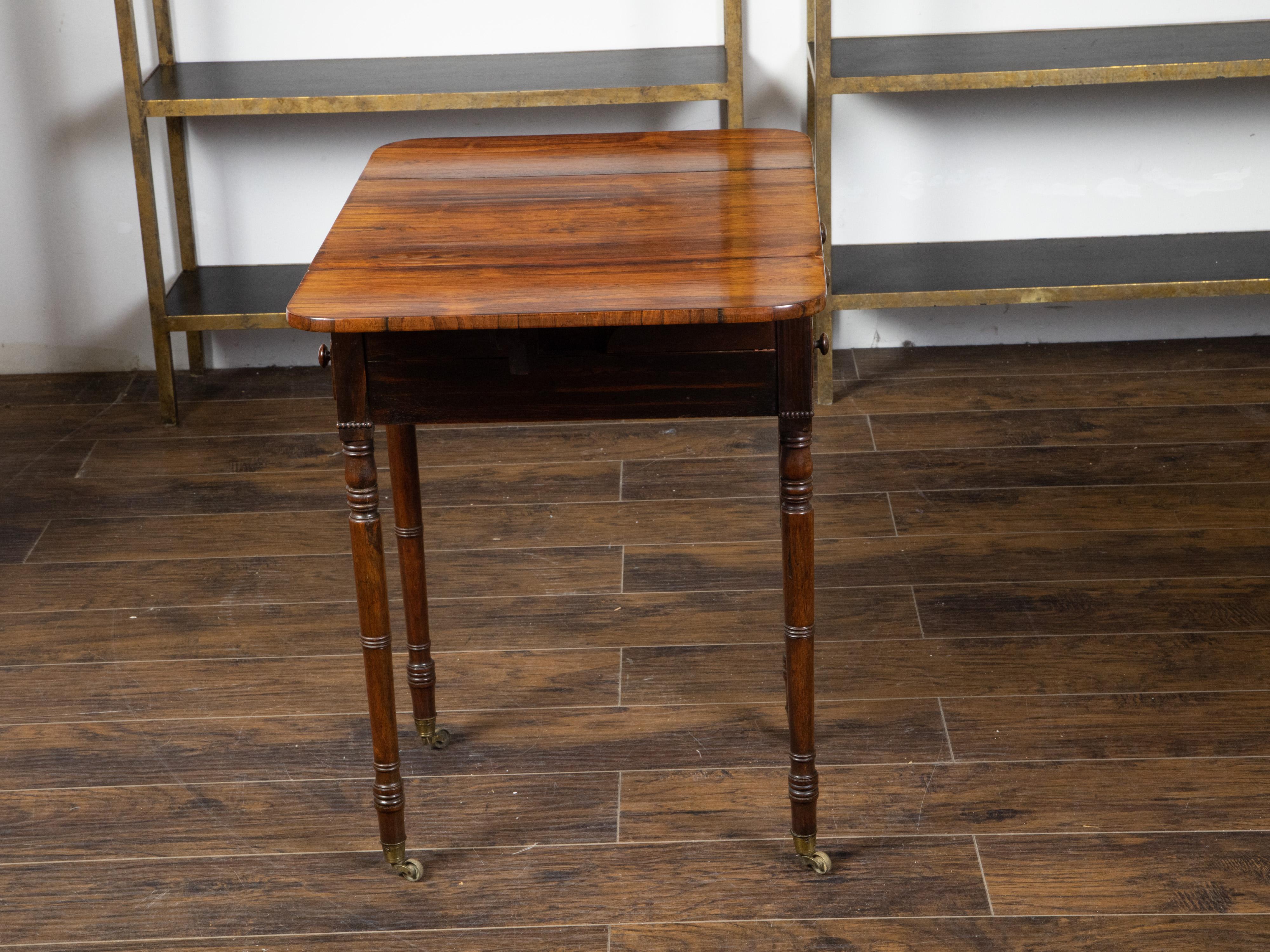 Englischer Regency-Mahagoni-Pembroke-Tisch aus den 1820er Jahren mit tropfenförmigen Blättern und Schubladen im Angebot 1