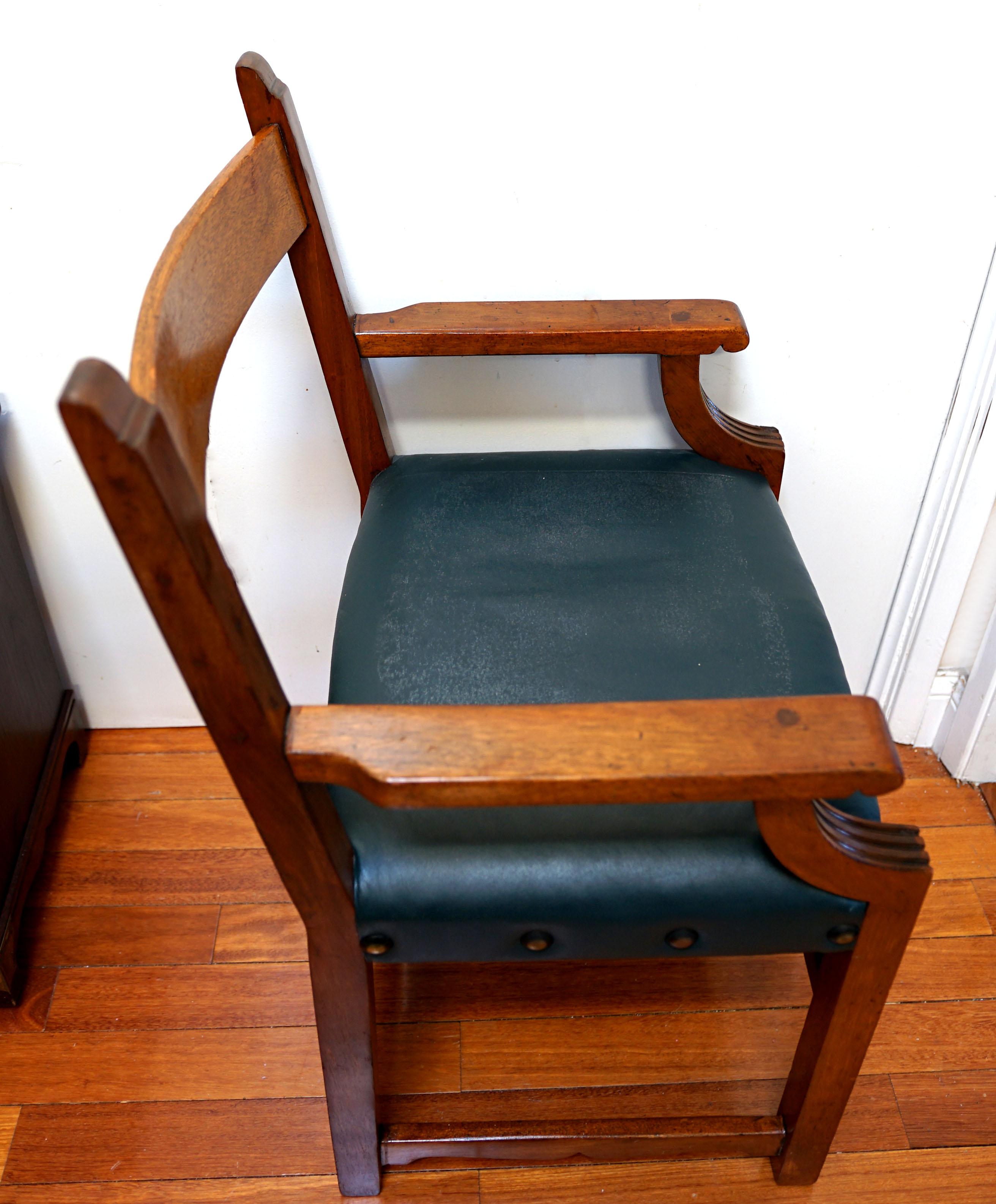 Ein offener Sessel aus geschnitzter Eiche im Regency-Stil aus dem England des späten 19. Jahrhunderts mit modernem Touch ist ein wahres Designwunder. Das Holz ist mit der Zeit schön gealtert und hat eine glänzende Patina. Der Stuhl ist stabil und
