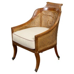 Fauteuil club de style English Regency du 19ème siècle avec dossier en rotin et coussin sur mesure