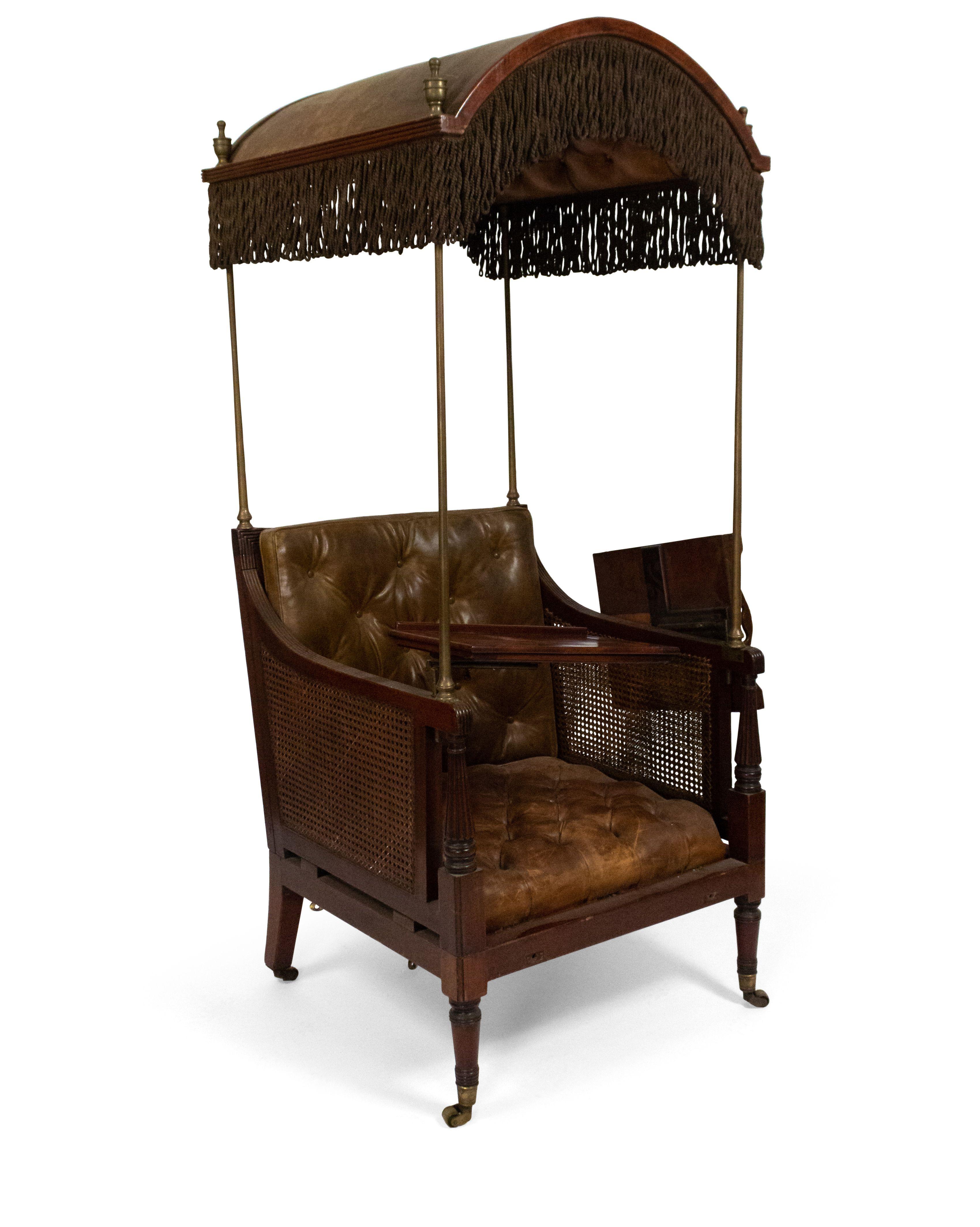 Fauteuil de bibliothèque à capuchon en acajou de style Regency anglais (19e siècle) avec chaise réglable et coussin en cuir.
