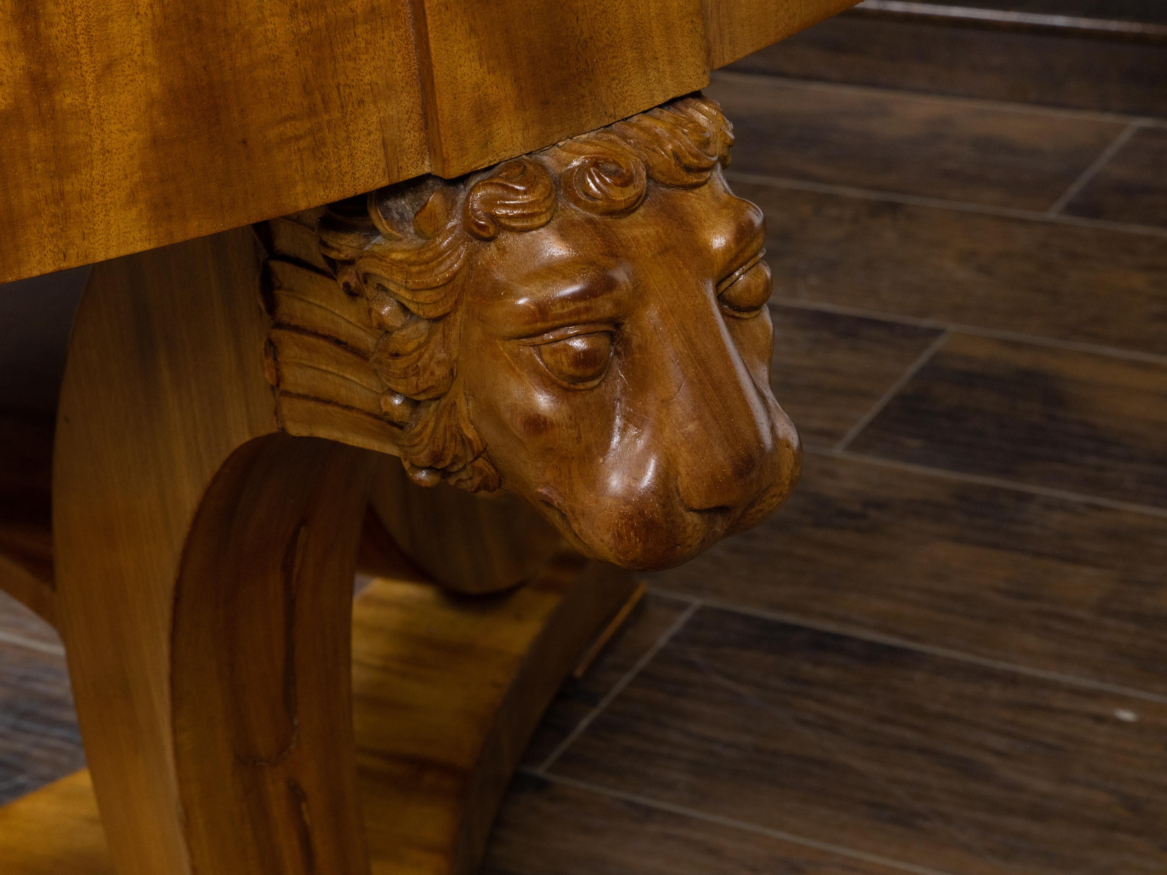 English Regency 19th Century Walnut Table with Carved Lion Heads and Tripod Base For Sale 7