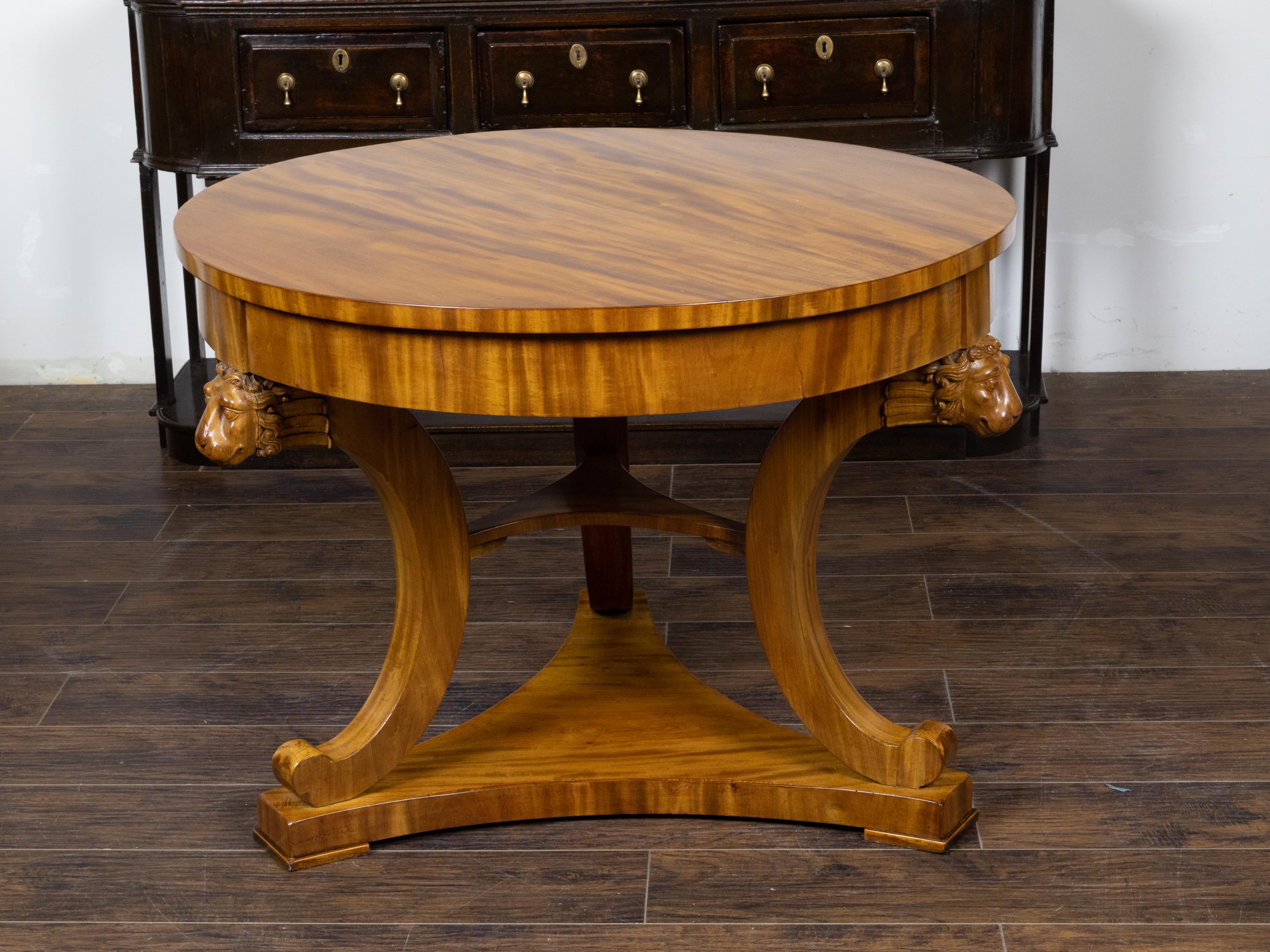 English Regency 19th Century Walnut Table with Carved Lion Heads and Tripod Base For Sale 8
